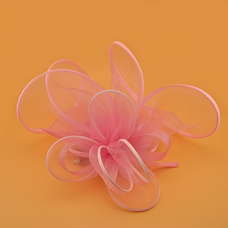 To'ylar va partiyalar uchun klip bilan qora va oq tarmoq gul fascinatori