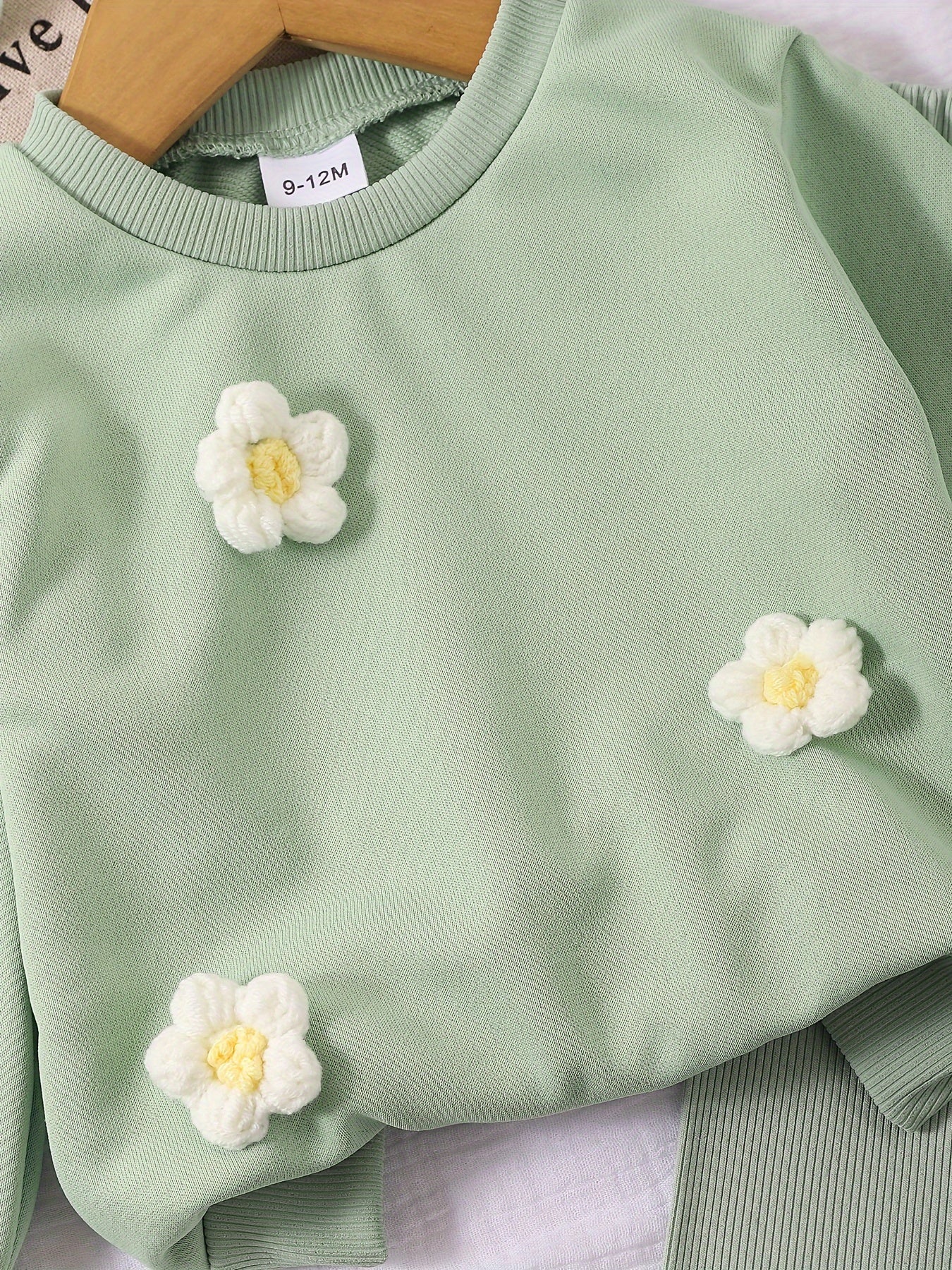 Qizlar uchun mint yashil rangdagi sviter va shimlar to'plami, iliq, qalin sviter va keng, qulay shimlar bilan. Oson moslashtiriladi va bahorda kundalik kiyim, sayohat va ochiq havoda faoliyatlar uchun ideal.