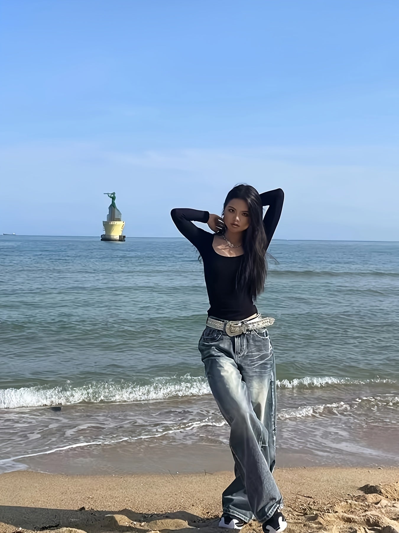 Jeans de mezclilla desgastados de tiro alto y pierna ancha con inspiración vintage para mujer