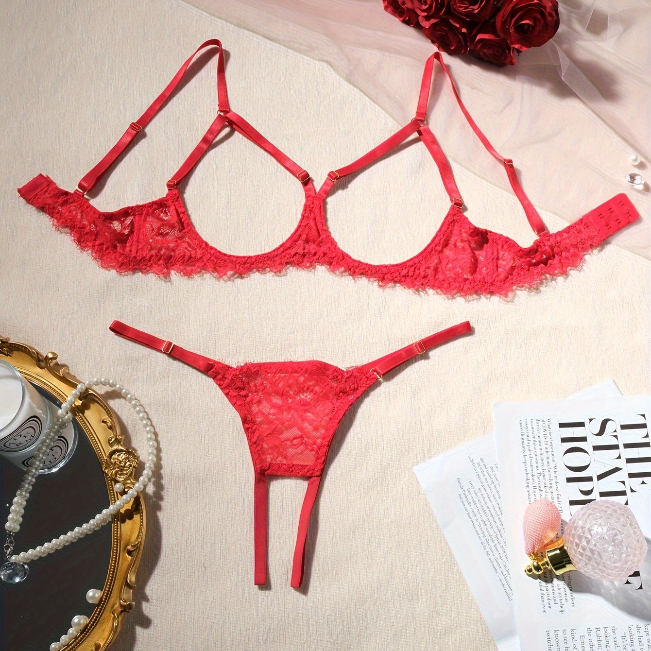 Ayollar uchun ochiq ko'krakli brassier, ochiq qorinli thong va gullar bilan bezatilgan dantelli dizayni bilan sexy kiyim to'plami.