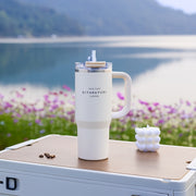 900ml Izolyatsiyalangan zanglamaydigan po'latdan yasalgan tumbler, quvurlik bilan, choyshab bilan, tashqi sayohat, sport uchun qayta ishlatiladigan va suv o'tkazmaydigan