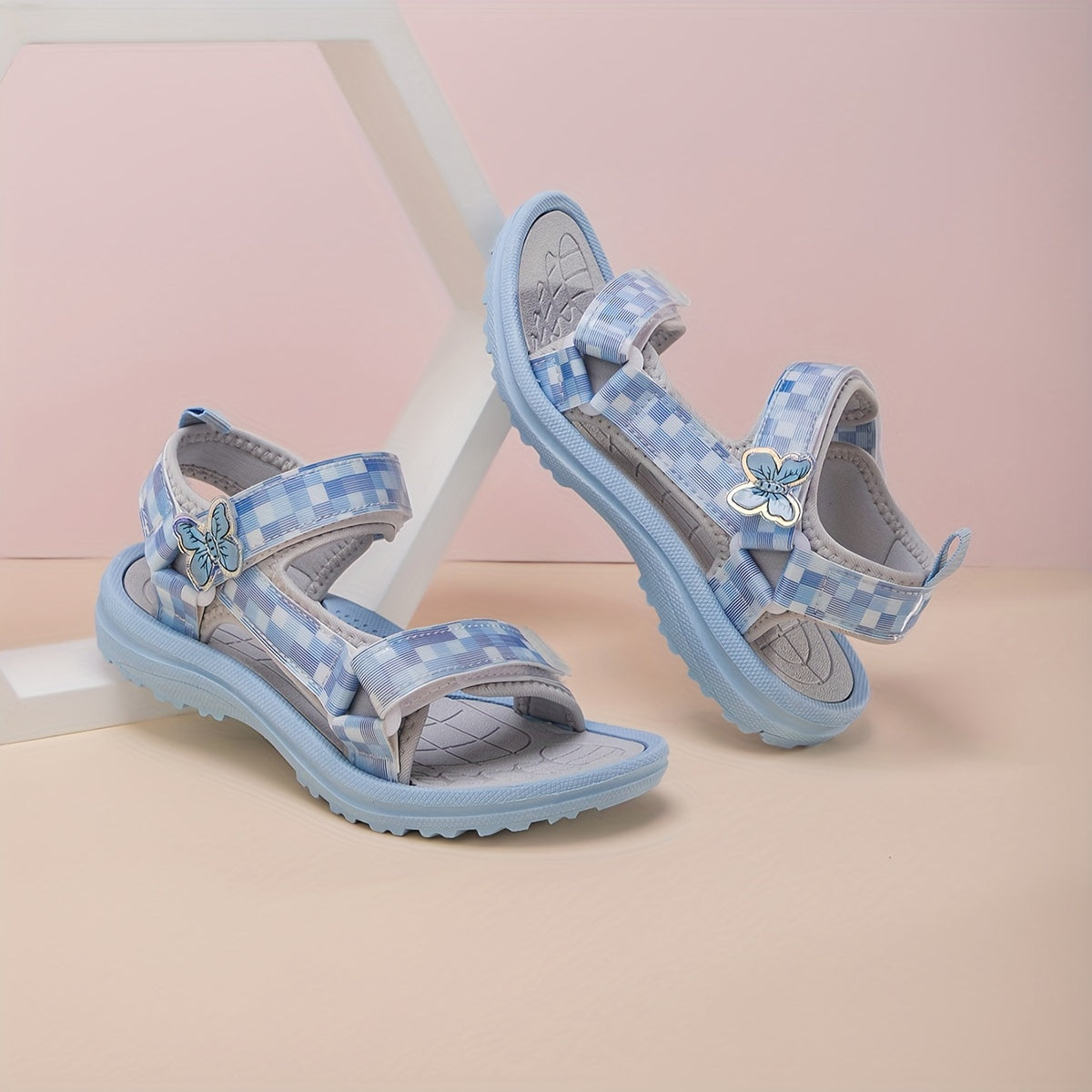 Sevimli qizlar uchun tekis naqshli sandallar, kapalak charm bilan, engil to'rli yuqori qismi, EVA tagligi, yopishqoq va halqa yopilishi. Plyaj yoki norasmiy kiyim uchun ideal, pushti rangda. Qulaylik uchun sozlanadigan tasma.
