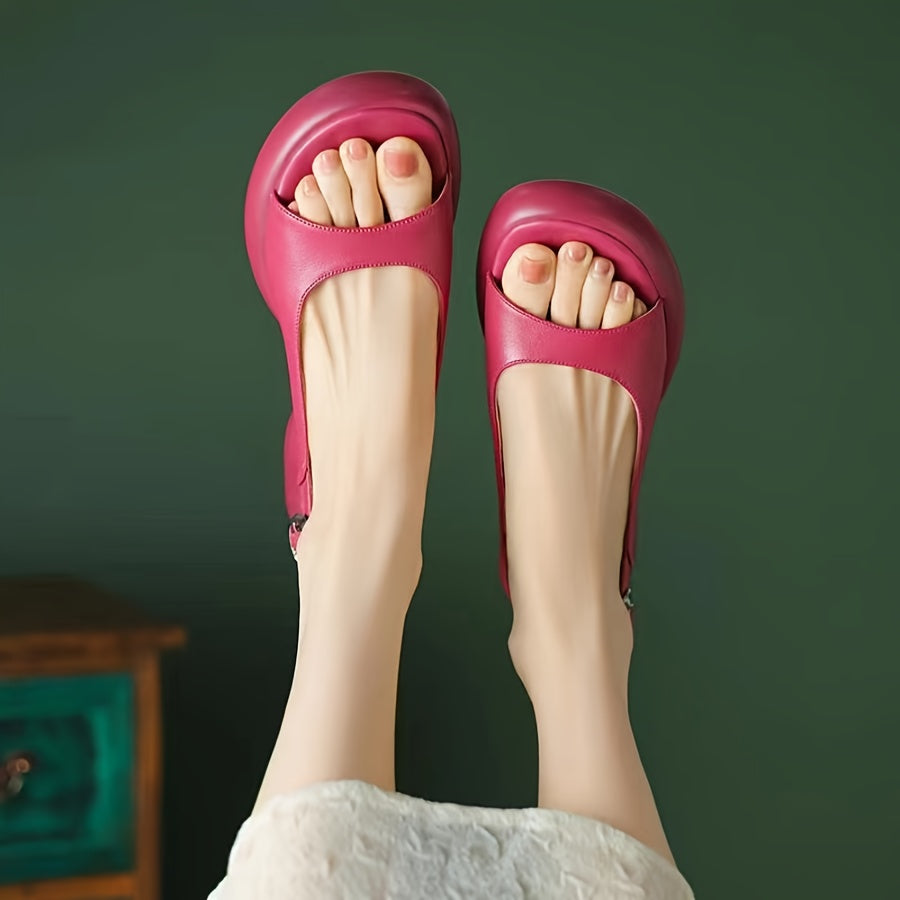 Yoz uchun yumshoq taglik va qulay blok to'pi bilan ayollar uchun nafis bir rangli bilakdan bog'langan sandallar.