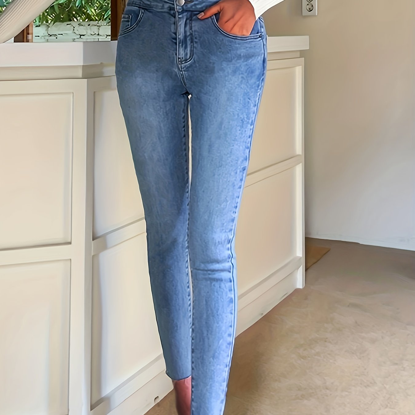 Women's High-Waist Skinny Jeans with Raw Hem and Decorative Buttons in Stretch Denim
