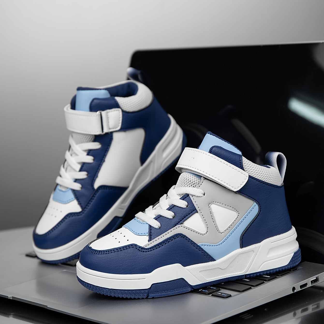 Zapatillas altas para niños con bloques de colores geométricos, cierre de velcro y parte superior de PU duradera