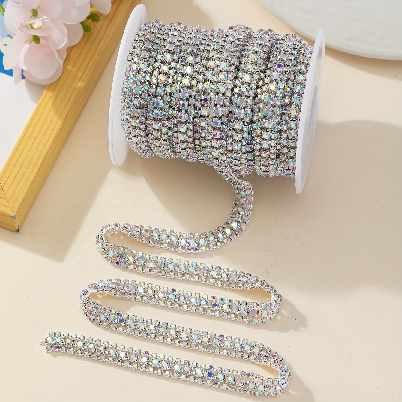 Ushbu 90 sm uzunlikdagi ko'p rangli rhinestone zanjiri 8# va 16# o'lchamdagi uch qator to'plardan iborat. Bu poyabzal, kiyim, sovg'a qutilari va turli DIY loyihalariga porloq qo'shish uchun mukammaldir.
