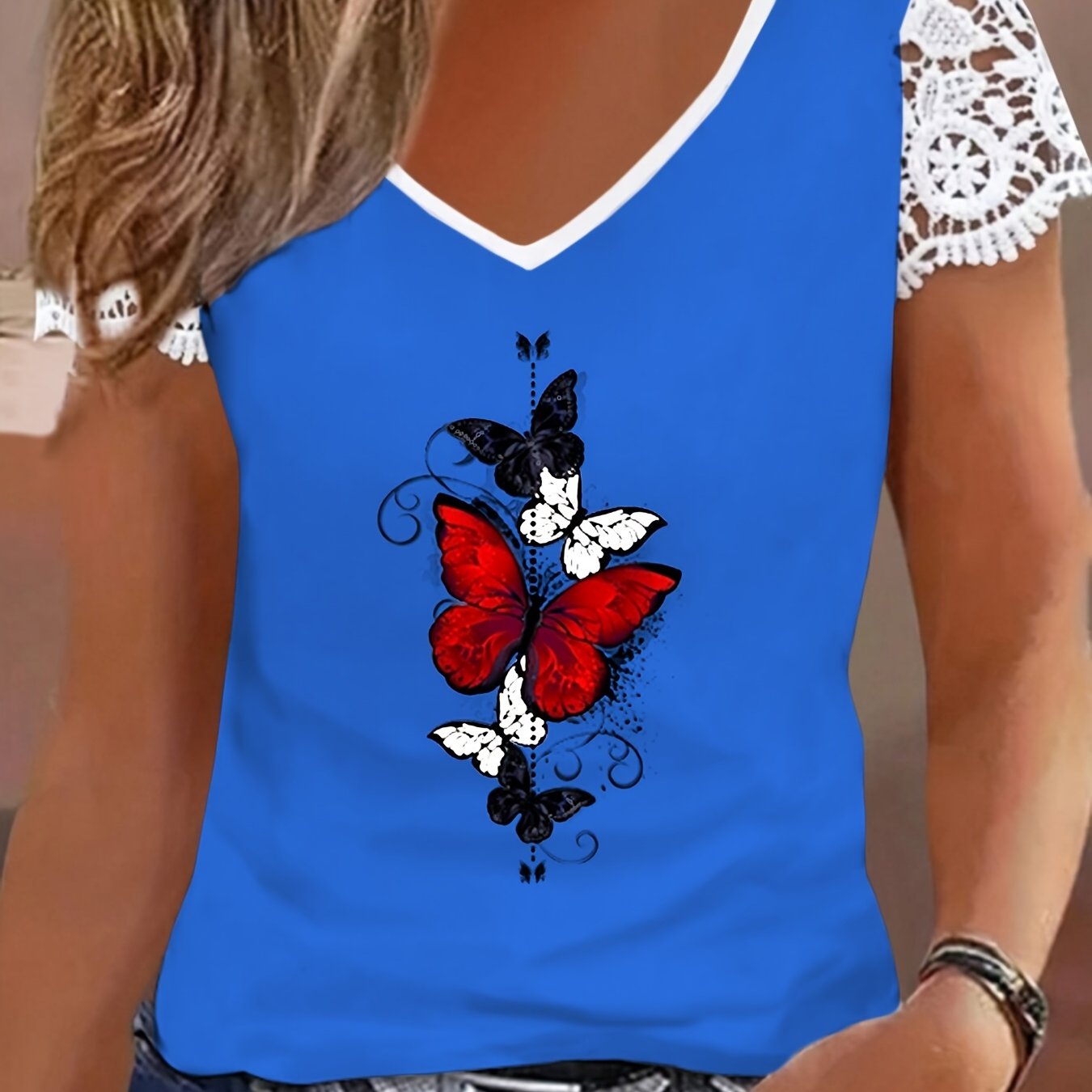 Plus o'lcham ayollar uchun V-shakllı futbolka, kapalak bosimi va korsetli detailing bilan