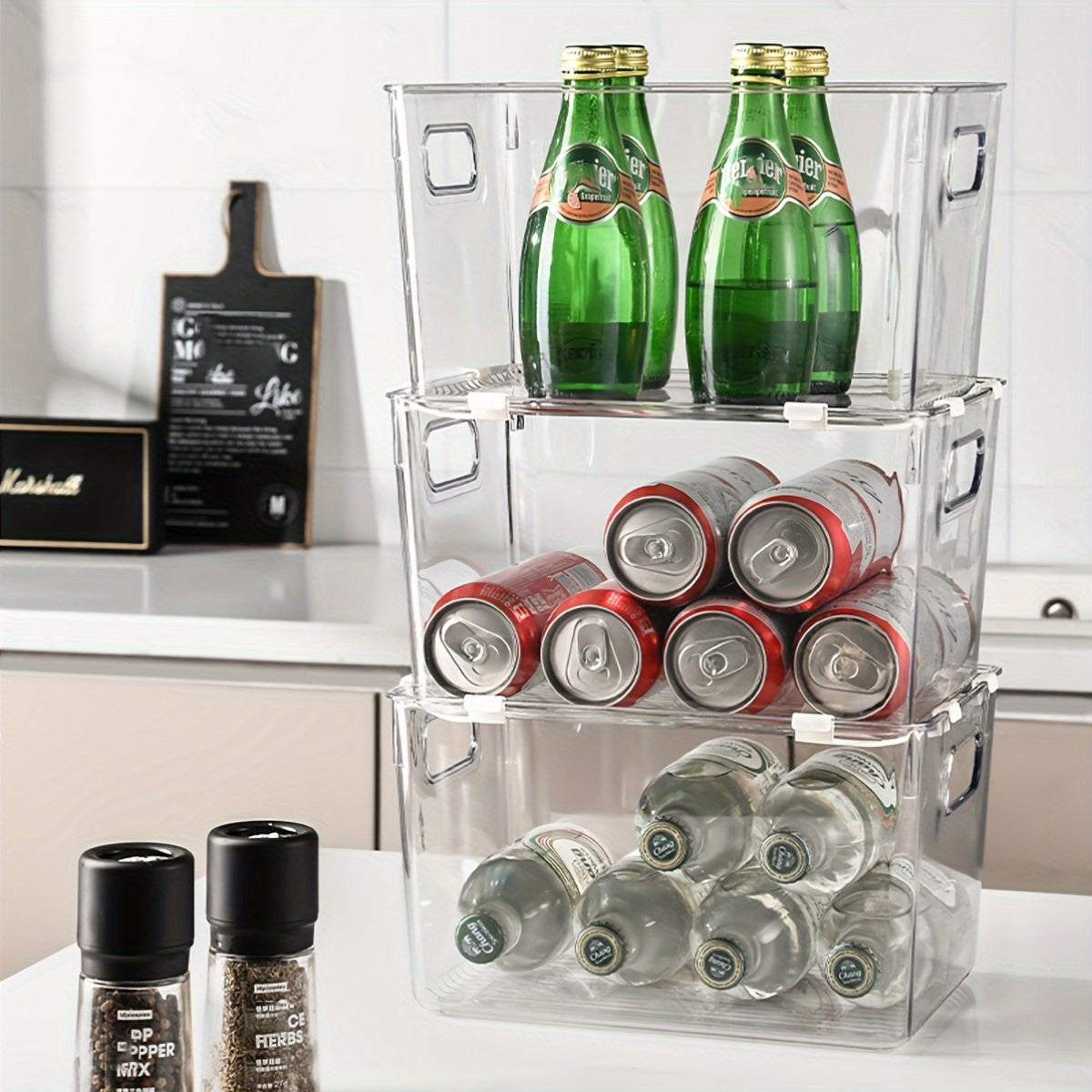 Набор из 4 японских пластиковых контейнеров для хранения, которые можно складывать и закрывать крышками с защёлками. Легко устанавливаются на стены, эти стильные контейнеры идеально подходят для организации кухонных шкафов или рабочего стола.