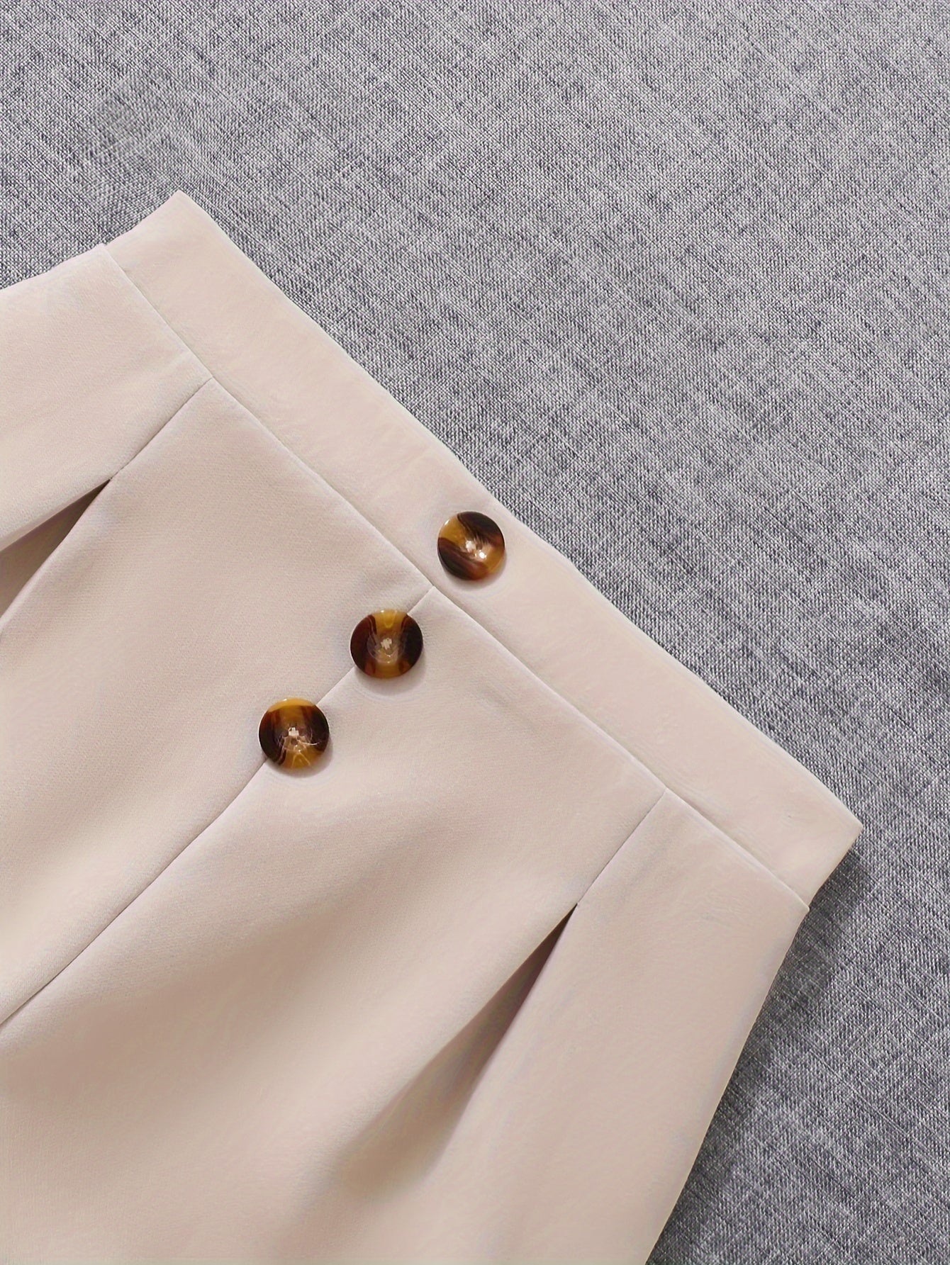 Qizlar uchun 3 qismli yozgi to'plam: yelkasiz jilet, shortik. Bir rangda. Polyester 95%, elastan 5%. Tor kesim. Ish uslubi. Biroz cho'ziladigan. Plaket tafsiloti. Tashqi kiyim.