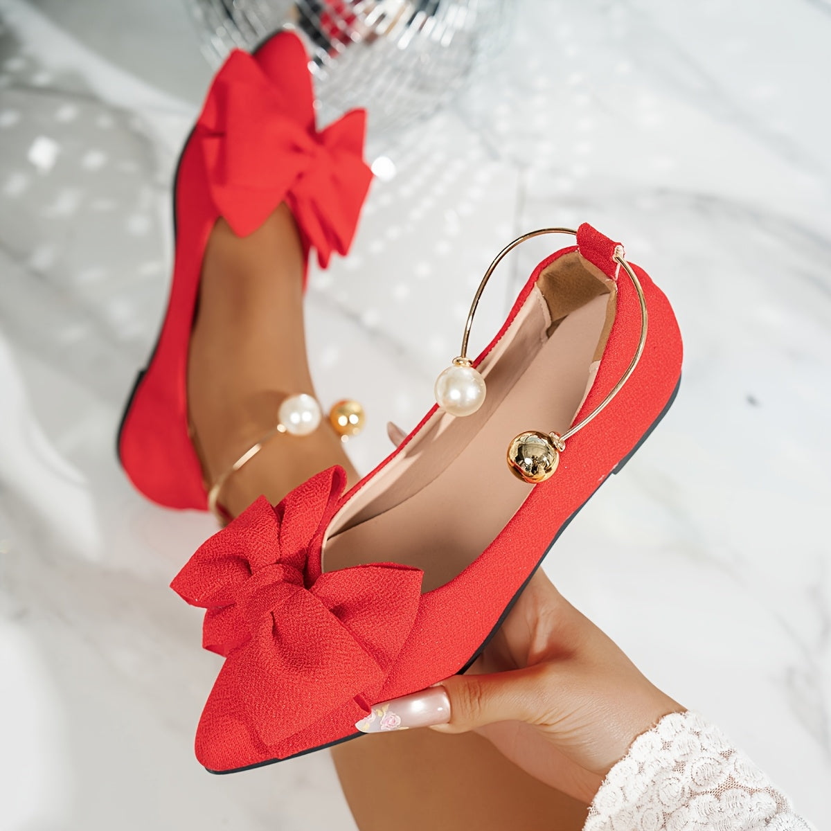 Bailarinas negras de punta con lazo y correa ajustable para mujer