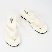 Yoz uchun zamonaviy qizil wedge flip-floplar, har qanday kiyim uchun mukammal