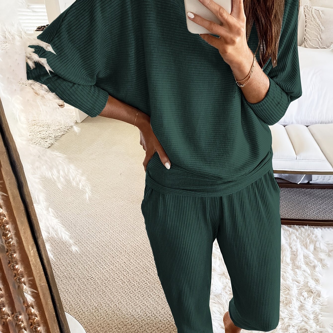 Ayollar uchun zamonaviy qattiq chiziqli lounge to'plami, yenglari keng top va cho'ntakli jogger shimlar bilan. Kuz uchun qulay moslik.