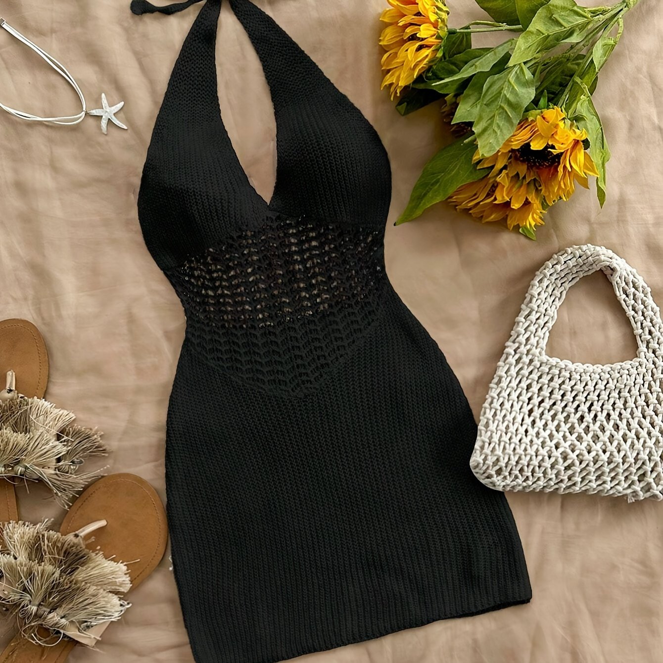 Oq halter bog'ichli, orqa qismi ochiq, ta'til uslubidagi yopishqoq ko'ylak, to'qilgan mato. Ayollar uchun ayollik suzish kiyimlari va kiyimlar.