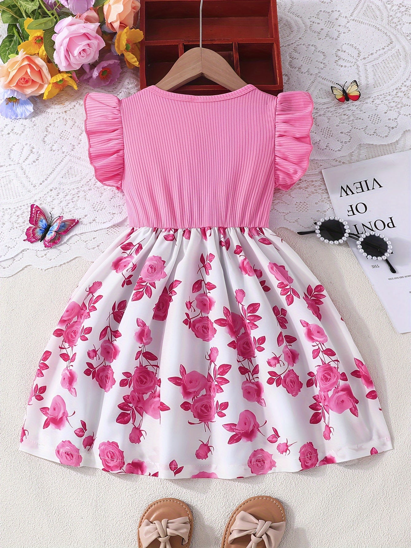 Qizlar uchun gul naqshli kiyingan, ruffle qo'llari va kamon belbog'li kiyingan, kundalik va ochiq havoda kiyish uchun