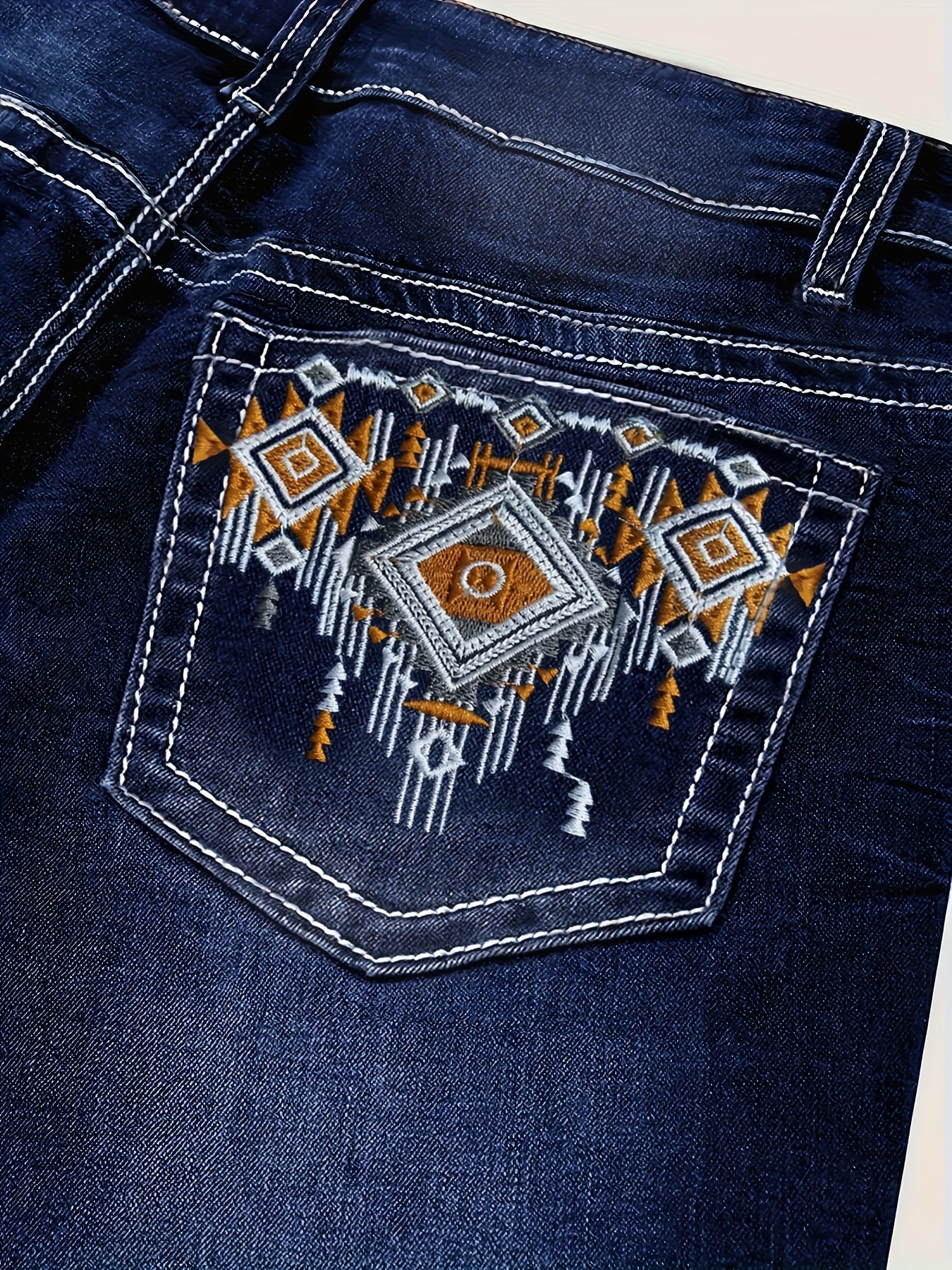 Plus o'lchamli qorong'i vintage geometrik tikilgan jinsi shimlar, kengaytirilgan oyoqlari bilan