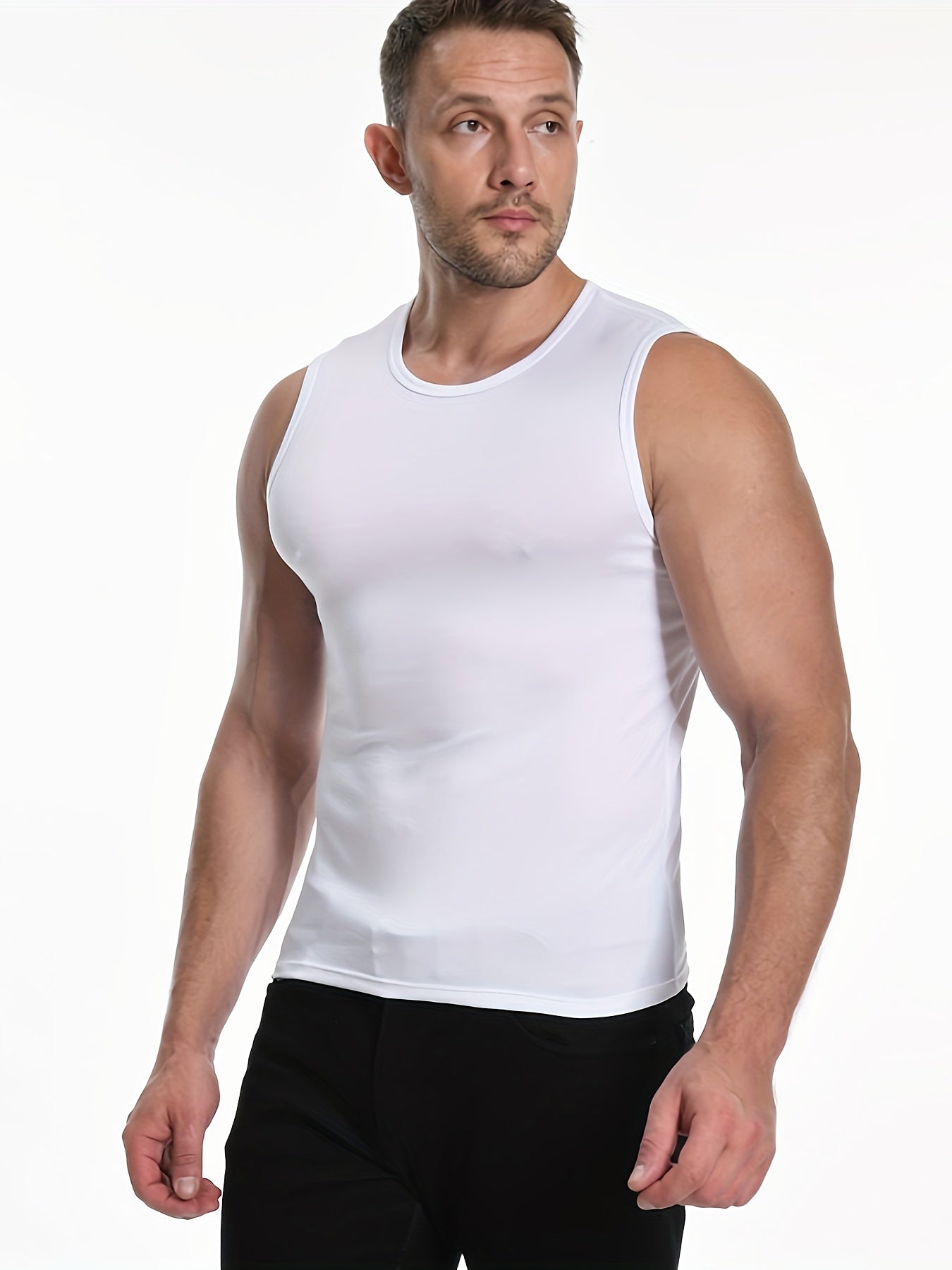 Yozgi sport va fitnes faoliyatlari uchun mukammal, bir rangli beshta yengsiz ko'ylak.