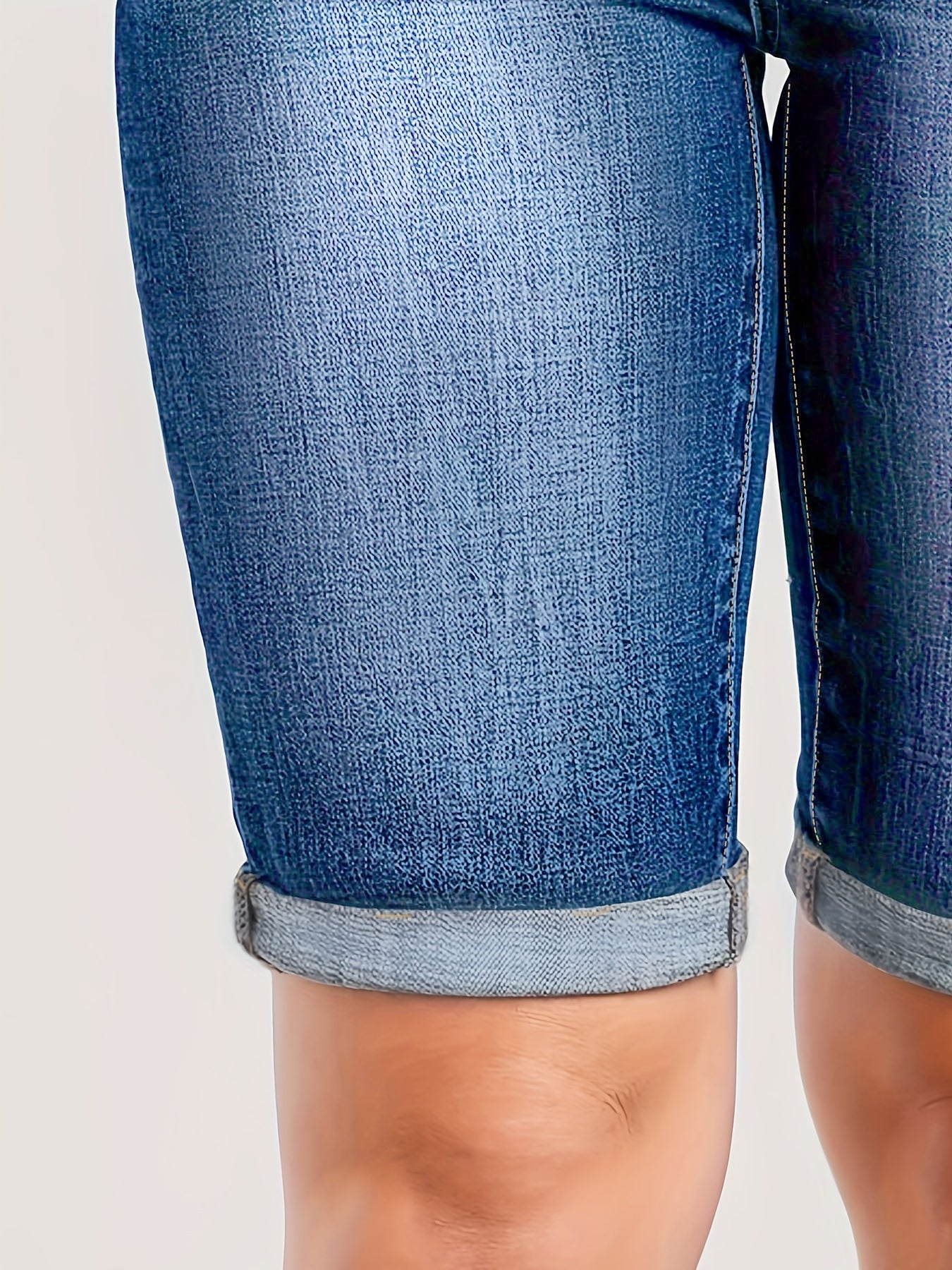 Ayollar uchun denim Bermuda shortlari, yuqori bo‘yin, yuvilgan ko‘k, bukilgan bo‘lakli qism