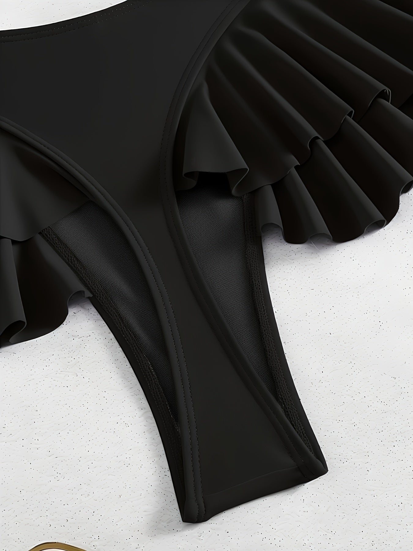 Zarif rangsiz ayollar uchun suzish pastki qismlari, yuqori cho'ziluvchan nyolon matodan tayyorlangan, plyaj va basseyn uchun mukammal.