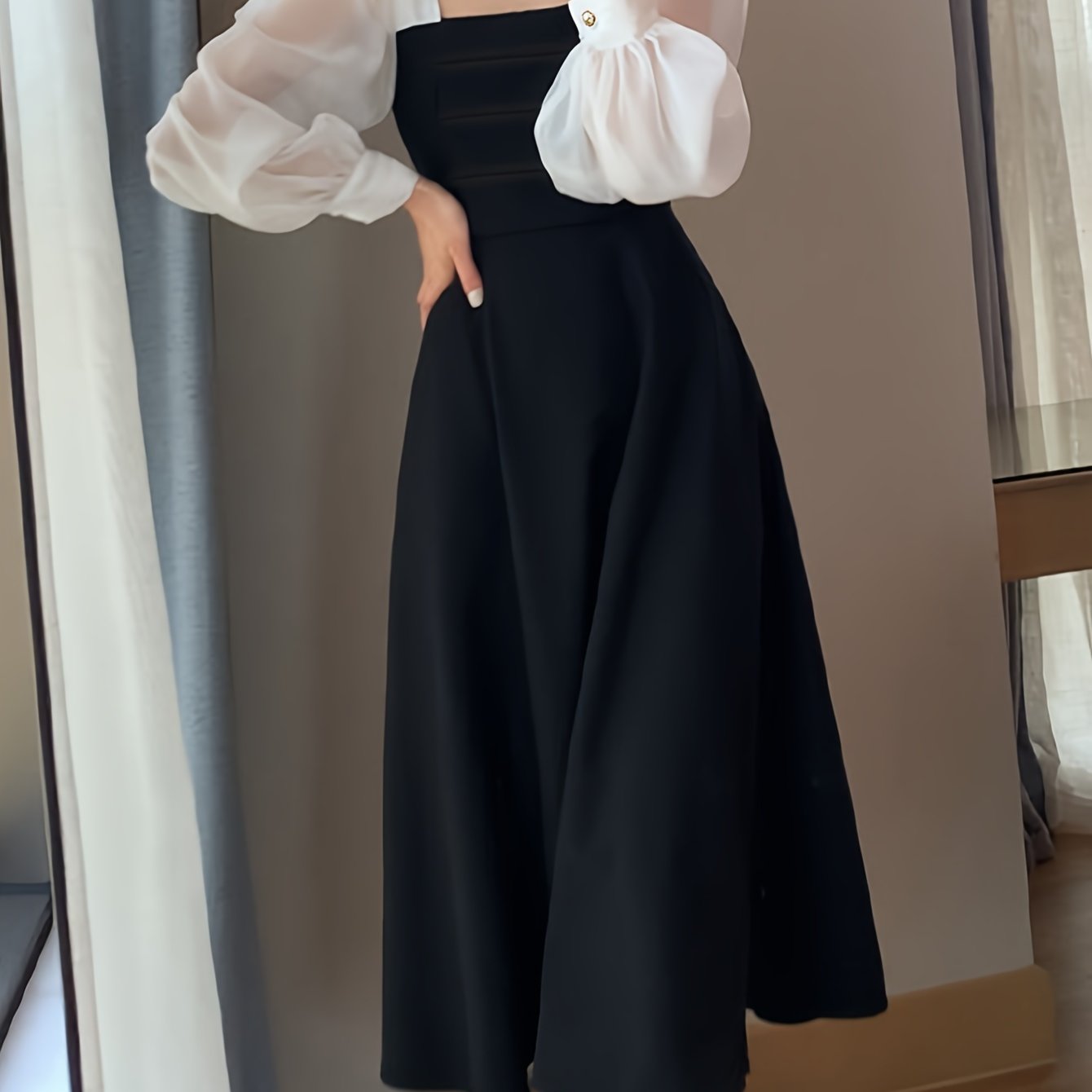 Ayollar uchun qora organza A-chiziqli kiyincha, uzun qo'llar va kvadrat bo'yin bilan