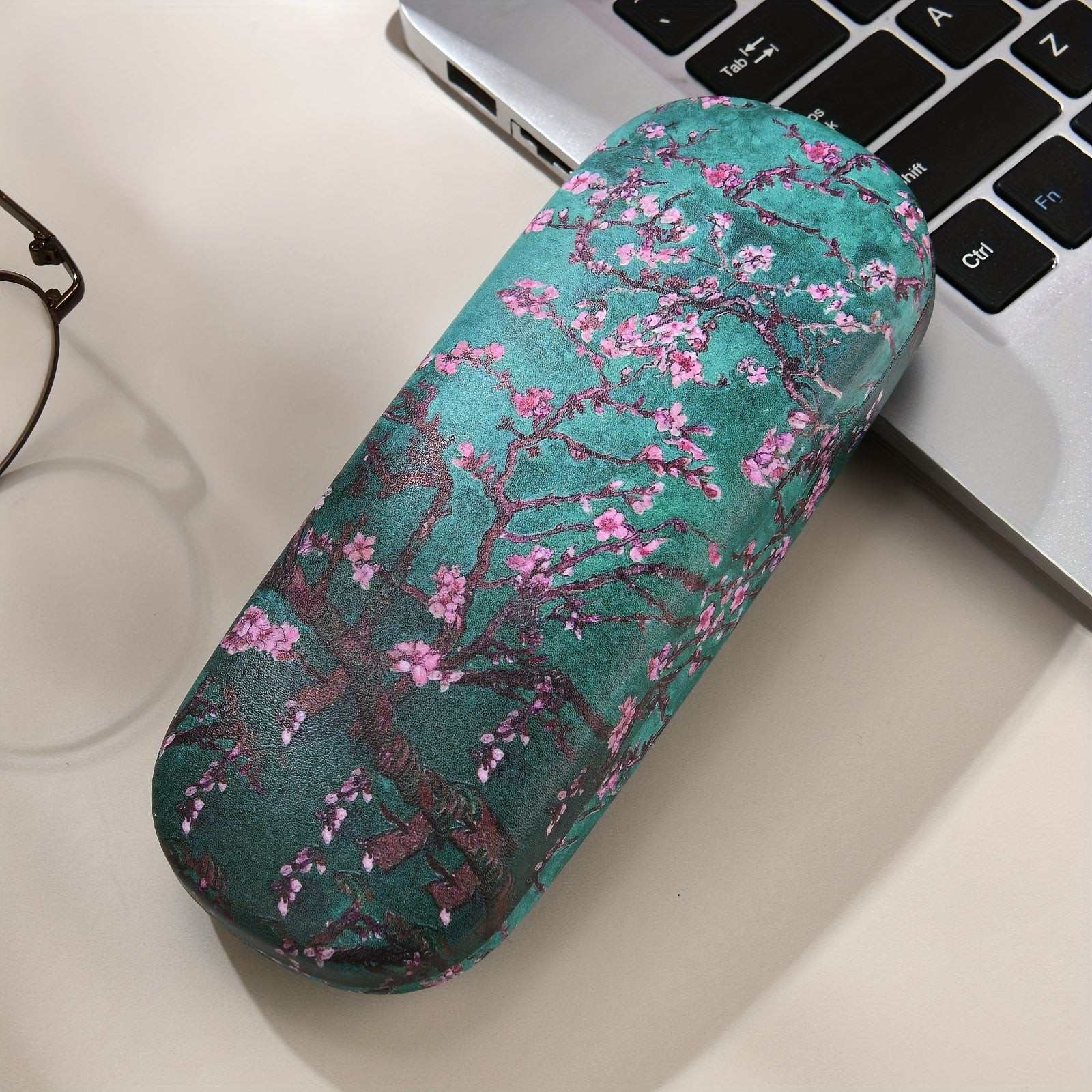 Van Gogh ilhomlangan moda ko'zoynaklari qutisi - erkaklar va ayollar uchun zamonaviy va mustahkam ko'zoynak saqlash yechimi. Chiroyli rasm bosmasi bilan, bu portativ quti talabalar va moda ko'zoynaklari ishqibozlari uchun mukammaldir.