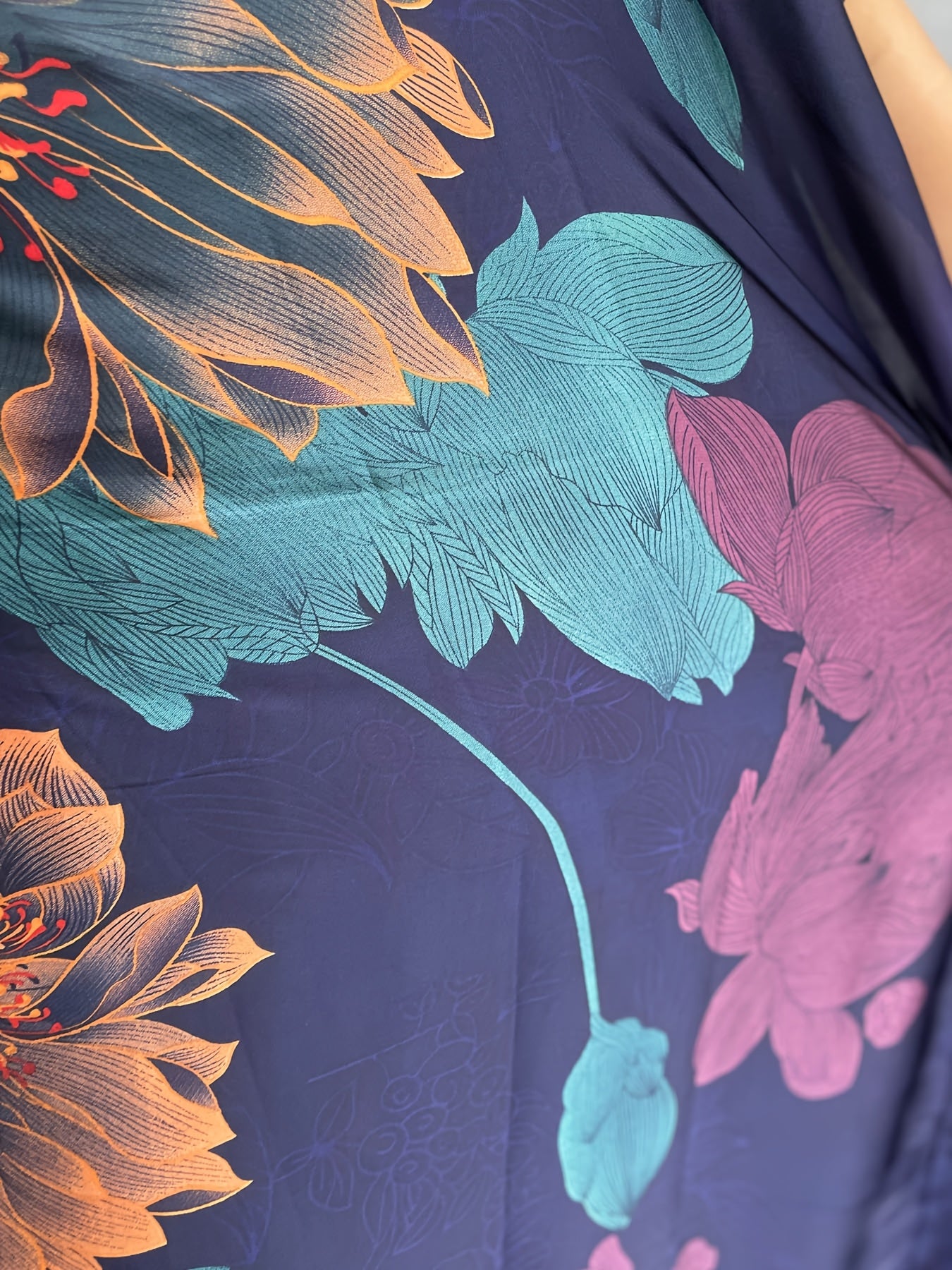 Ayollar uchun kattaroq o'lchamdagi gul naqshli tunika kiyiwi va sharf, polyester, batwing qo'lqopli, barcha mavsum uchun