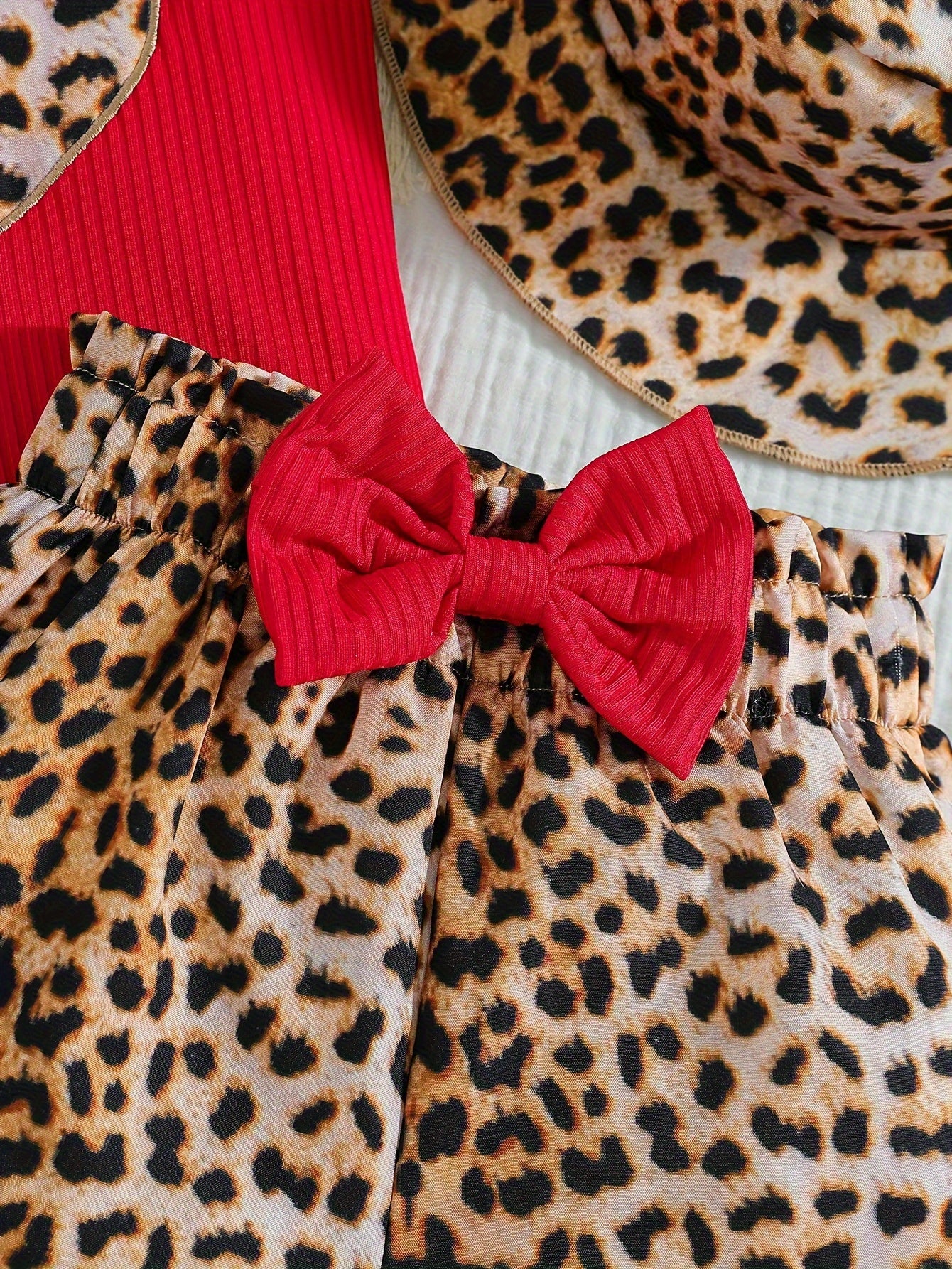 Летний комплект для детей: майка из трикотажа с сердечным принтом, шорты с леопардовым принтом, бантовая шляпа для вечеринок и прогулок на свежем воздухе