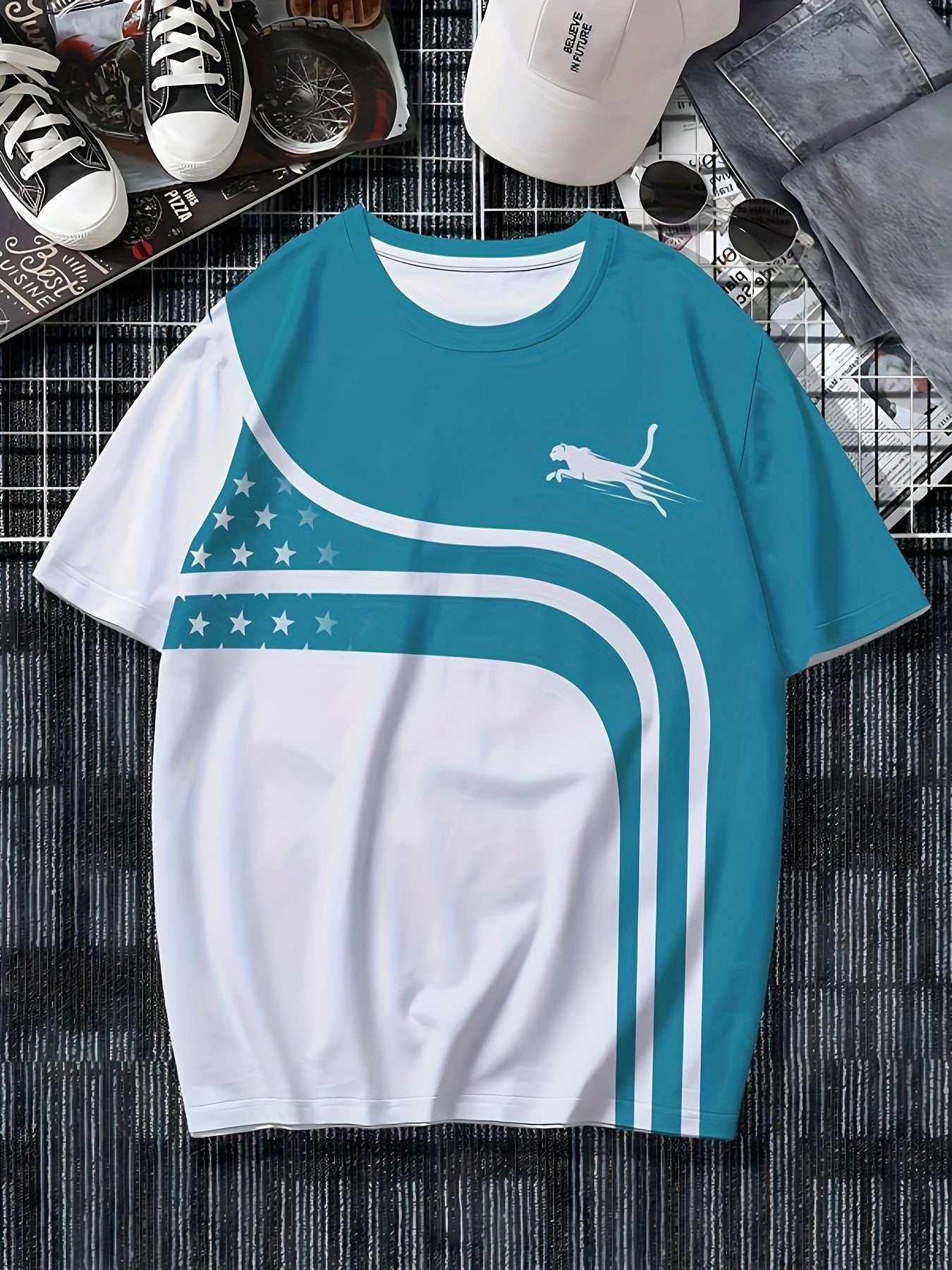 Erkaklar uchun tasodifiy yumshoq bo'yinli futbolka, 3D geometrik naqsh bilan, polyesterdan tayyorlangan, odatiy moslikda, cho'ziluvchan to'qima va yangicha dizayn bilan.