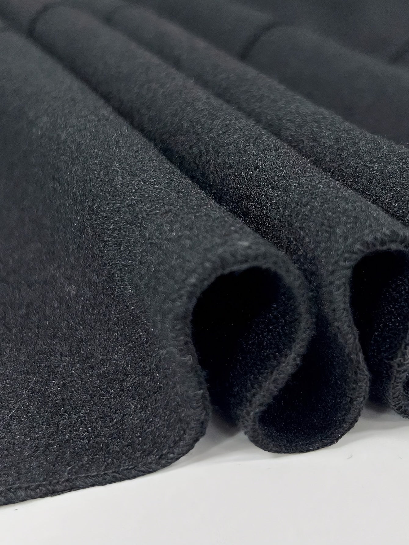 Zarif ayollar uchun polyester trench palto: Bir rangli, keng kesim, uzun qo'l, bitta tugmachali, astarsiz, to'qilgan, barcha mavsumlar uchun tashqi kiyim.