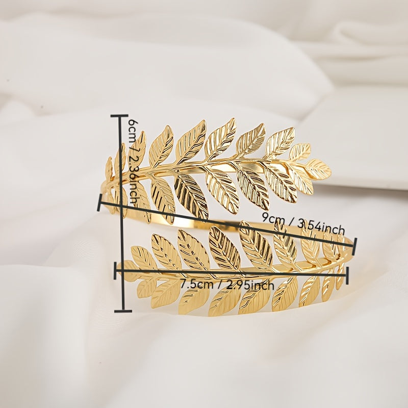 Шторы украшены кленовыми листьями.