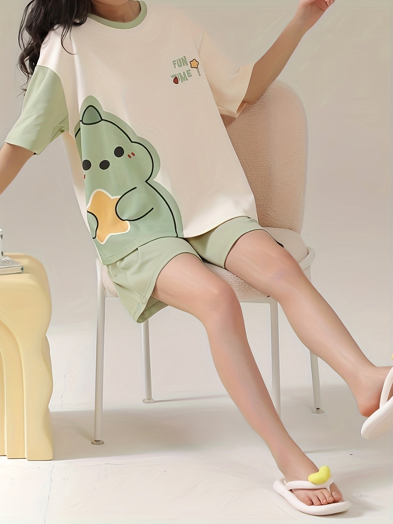 Karikatura printli polyester pijama to'plami, qisqa yenglar va krujka bo'yin. 95% polyester va 5% elastan materialidan tayyorlangan, har mavsumda qulaylik uchun. Yozgi dam olish uchun ideal.