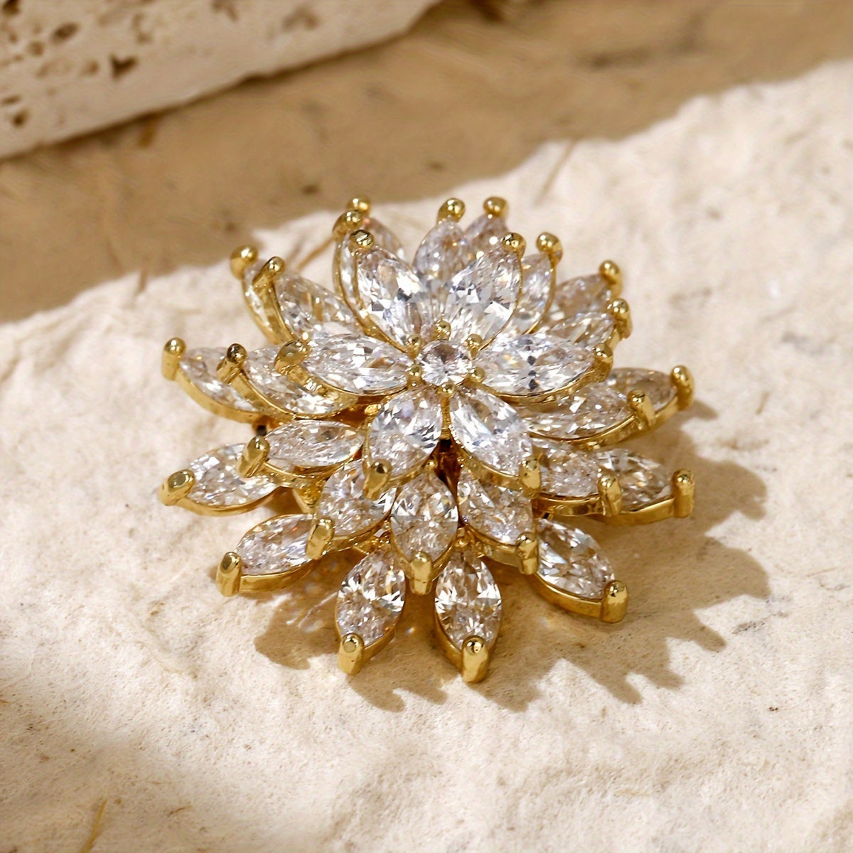 Vintage uslubidagi gullar bilan bezatilgan yeng pin, porloq zirkoniy bilan, ayollar uchun sharf va kiyimlarga hashamat va nafislik qo'shish uchun mukammal.