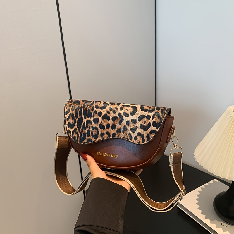 Vintage uslubidagi leopard naqshli qopqoq va magnit yopilishi bo'lgan qora va jigarrang sintetik charmdan tayyorlangan crossbody sumka, ochiq havoda ko streetwear va bayram sovg'alari uchun mukammal.