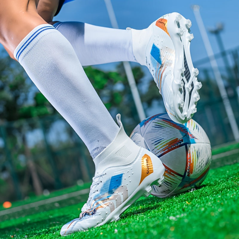 Bolalar uchun yuqori to'plar, uzun tishlar, sirpanmas dizayn, nafas oladigan PU yuqori qismi, TPU taglik va barcha sport mavsumlari uchun shoelace yopilishi.