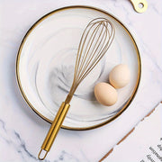 Golden Stainless Steel Egg Whisk - bu ko‘p qirrali pishirish asbobi bo‘lib, non-stick idishlarda pishirish uchun ideal. Bu issiqlikka chidamli oshxona chakka aralashtirish, aylantirish, ko‘paytirish va ovqatni aralashtirish uchun ishlatiladi.