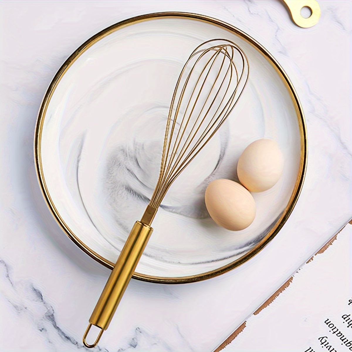 Golden Stainless Steel Egg Whisk - bu ko‘p qirrali pishirish asbobi bo‘lib, non-stick idishlarda pishirish uchun ideal. Bu issiqlikka chidamli oshxona chakka aralashtirish, aylantirish, ko‘paytirish va ovqatni aralashtirish uchun ishlatiladi.