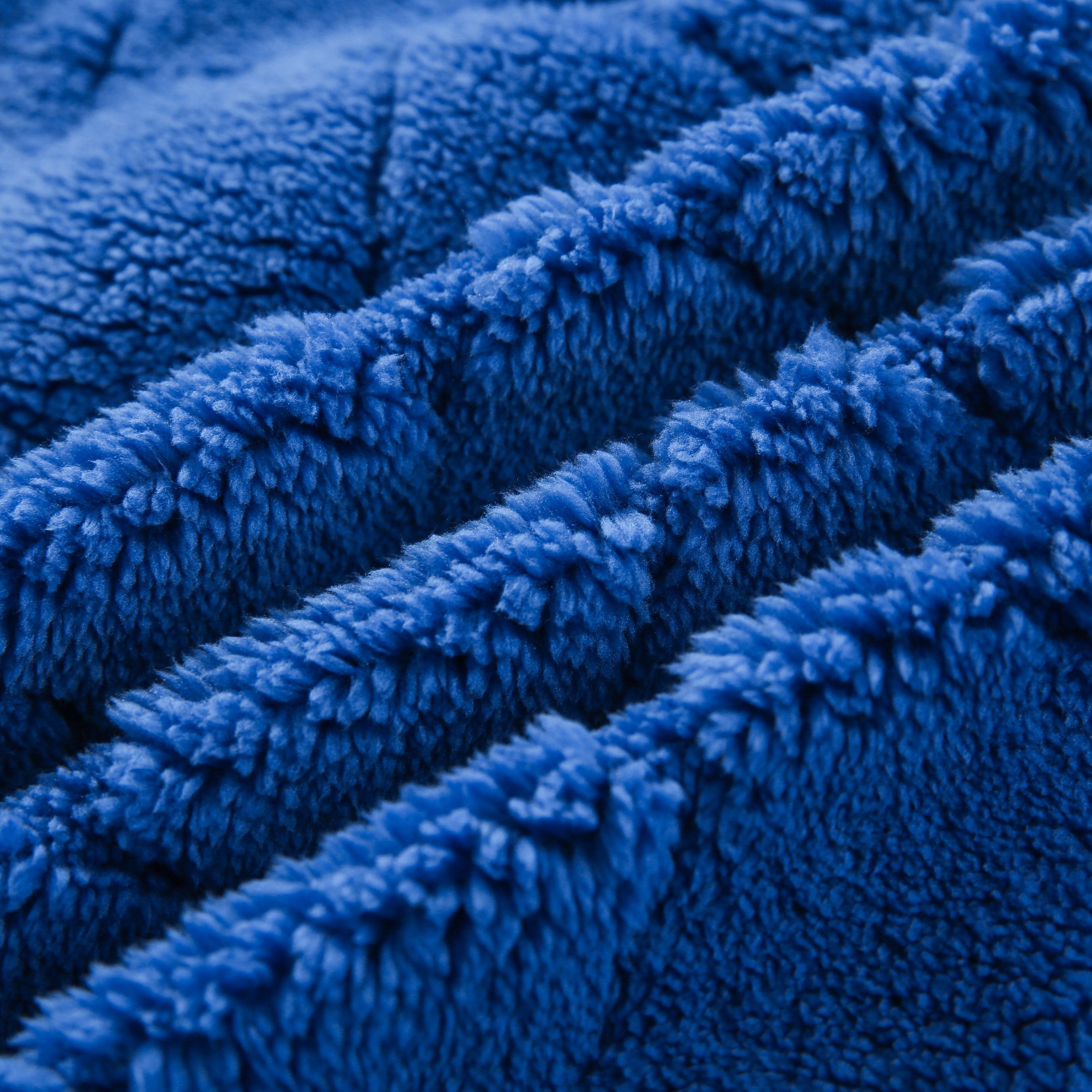 Contemporary Diamond Pattern Fleece Throw Blanket Soft Polyester Blend All-Season Warmth