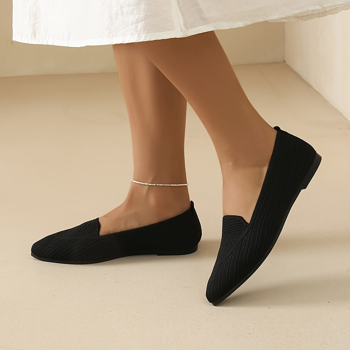 Ayollar uchun mustahkam ranglarda yumshoq, engil to'qilgan tekis poyabzal, nuqtali barmoq va havo o'tkazuvchi dizayn bilan.