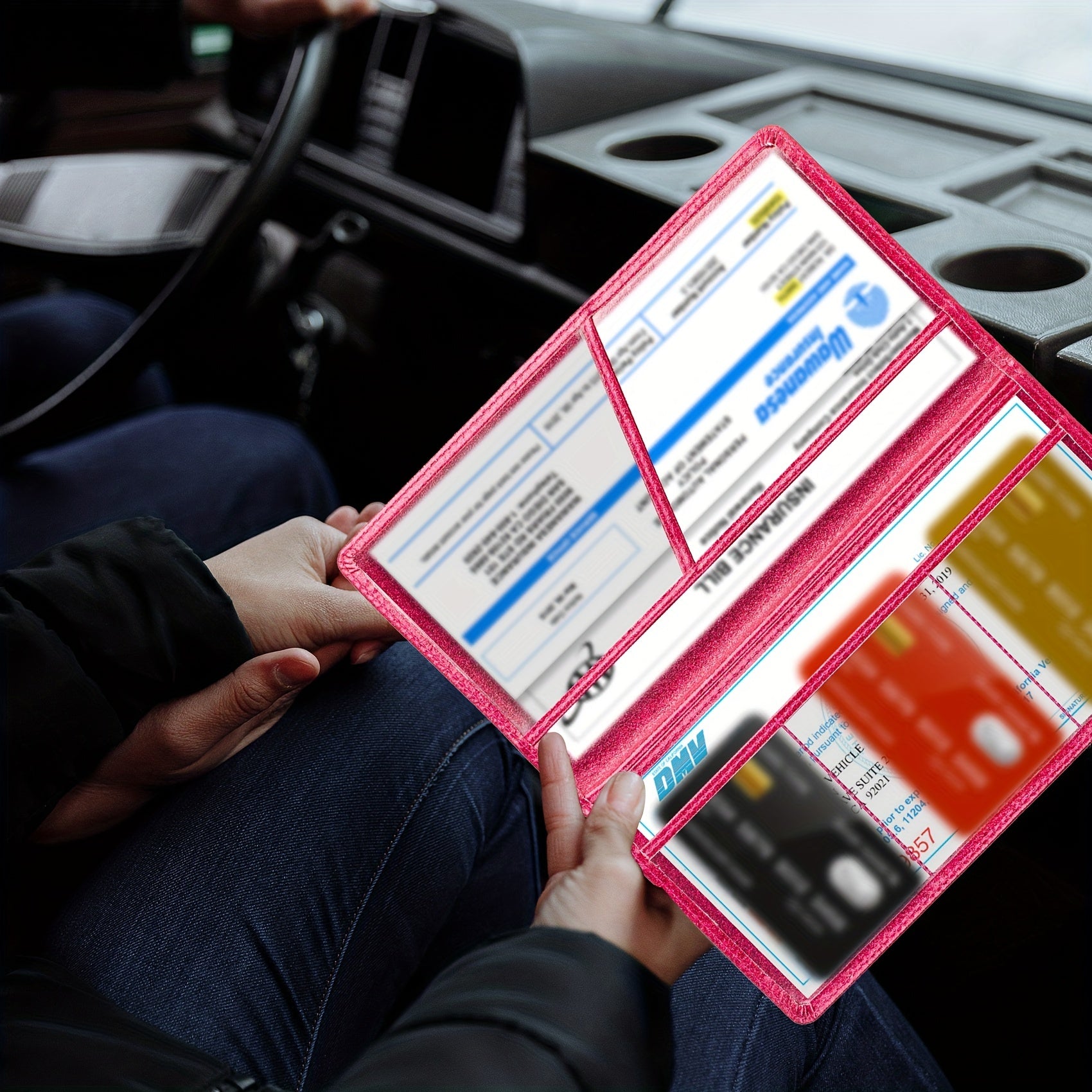 Avtomobil litsenziyasi va sug'urta kartasi tutqichli charmli transport hujjatlarini tashkil etuvchi