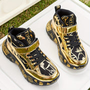 Preppy uslubidagi bolalar sport krossovkalari T-yostiq, multfilm naqshi, qopqoq va lenta yopilishi, pastki qismi va mato ichki qismi bilan. EVA taglik, PU yuqori qismi, mato astar, to'plar va kamon detali mavjud. Ideal