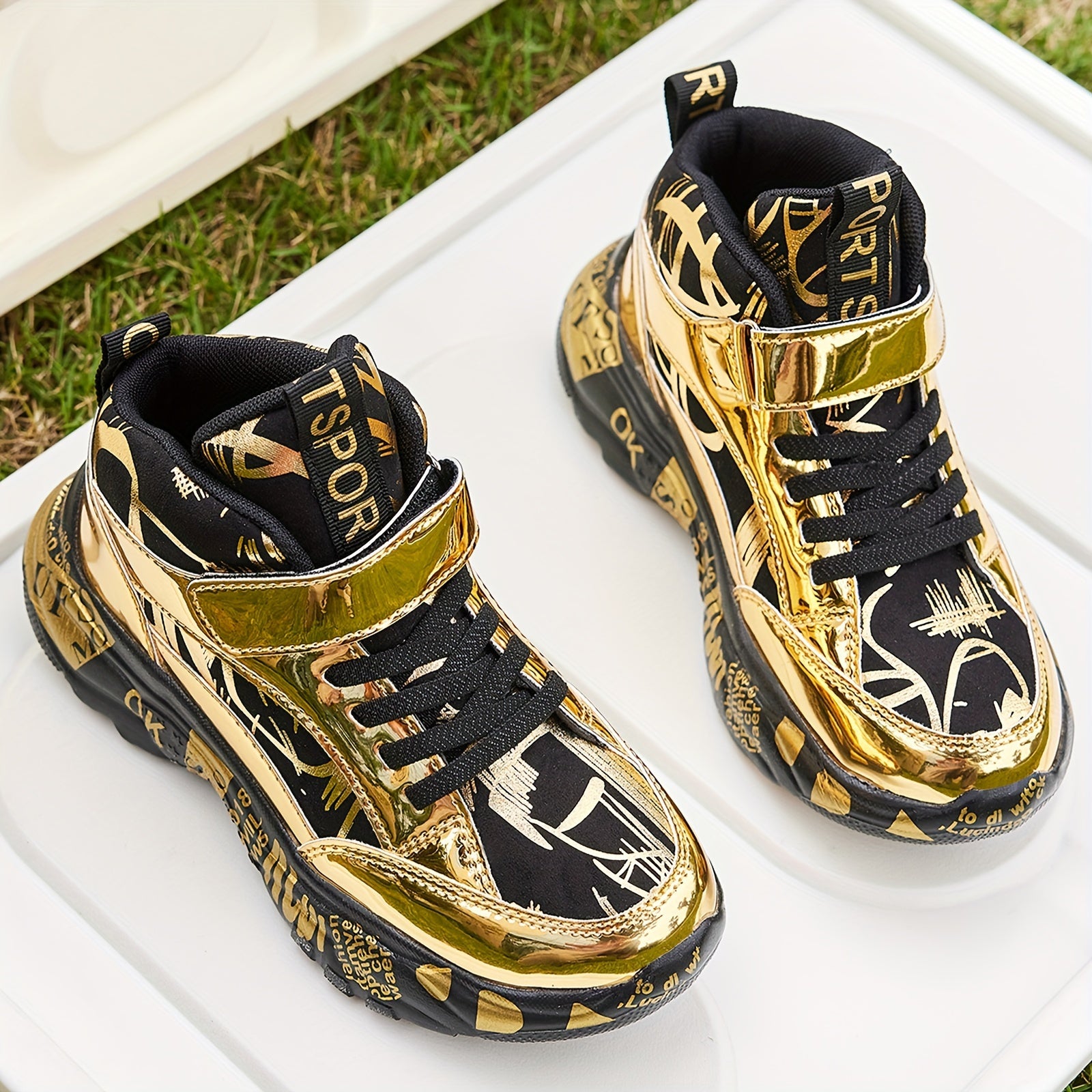 Preppy uslubidagi bolalar sport krossovkalari T-yostiq, multfilm naqshi, qopqoq va lenta yopilishi, pastki qismi va mato ichki qismi bilan. EVA taglik, PU yuqori qismi, mato astar, to'plar va kamon detali mavjud. Ideal