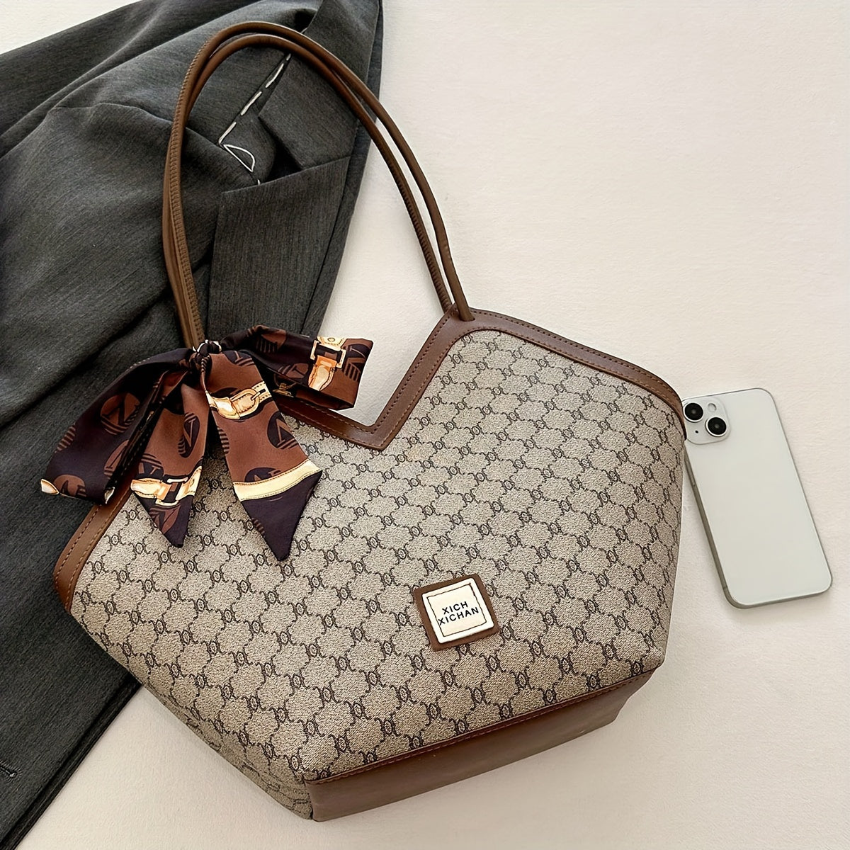 Ayollar uchun sharf bezakli va nafis dizaynga ega bo'lgan klassik nişli naqshli sumka.