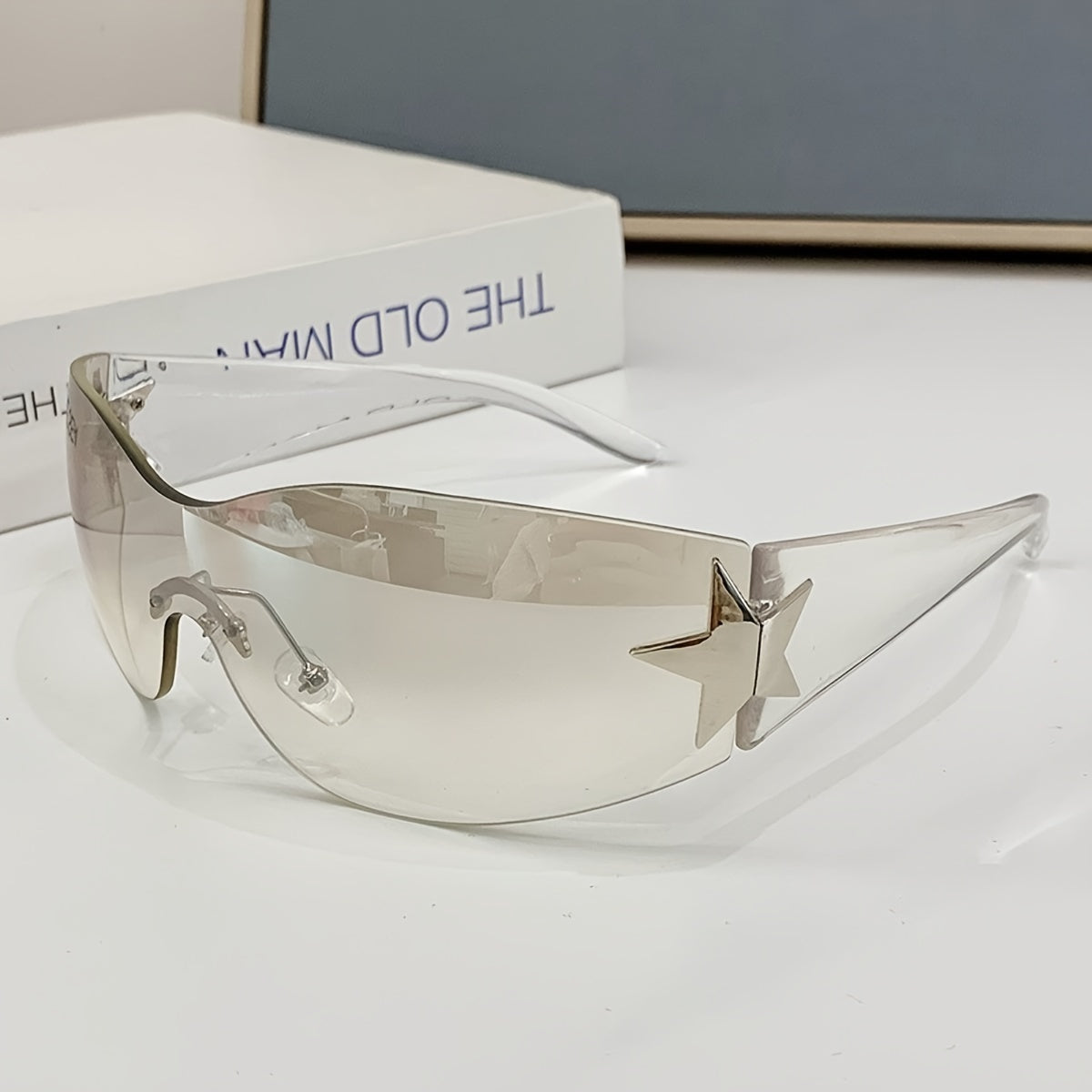 Gafas de moda unisex de gran tamaño con diseño futurista sin marco y decoraciones de estrellas