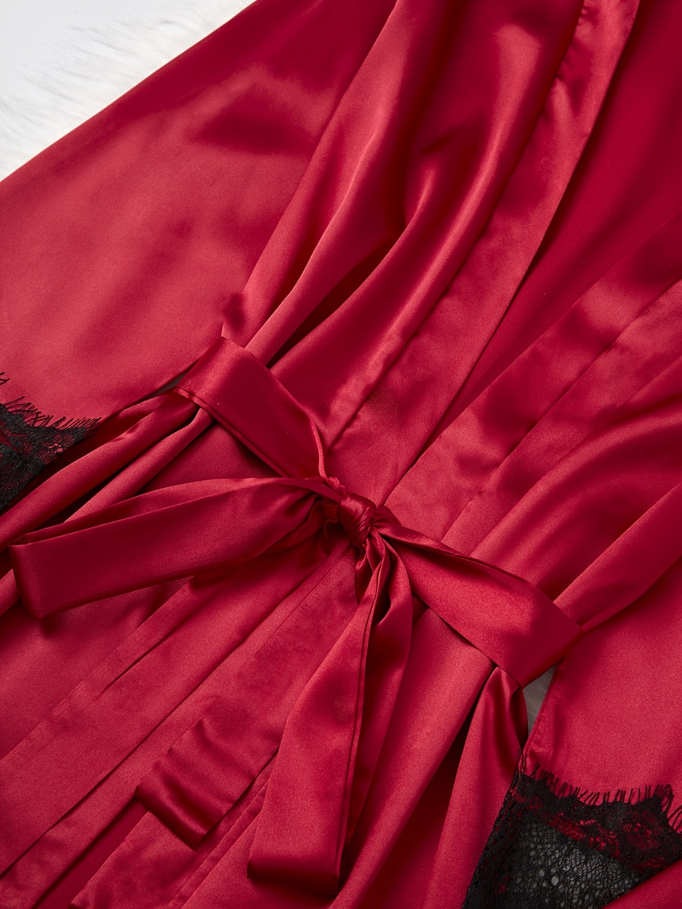 5-частный элегантный подростковый комплект пижамы с атласным топом с V-образным вырезом, кружевными деталями, шортами, брюками и халатом. Изготовлен из 96,5% полиэстера и 3,5% эластана для комфорта в любое время года. 120 г/м².