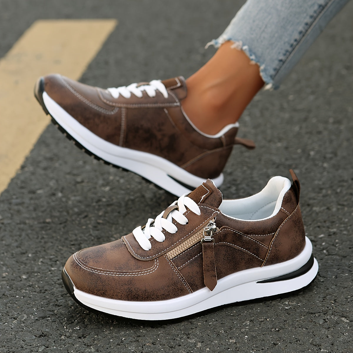 Women's Casual Lightweight Low Top Sneakers with Lace-Up Round Toe Fabric Lining