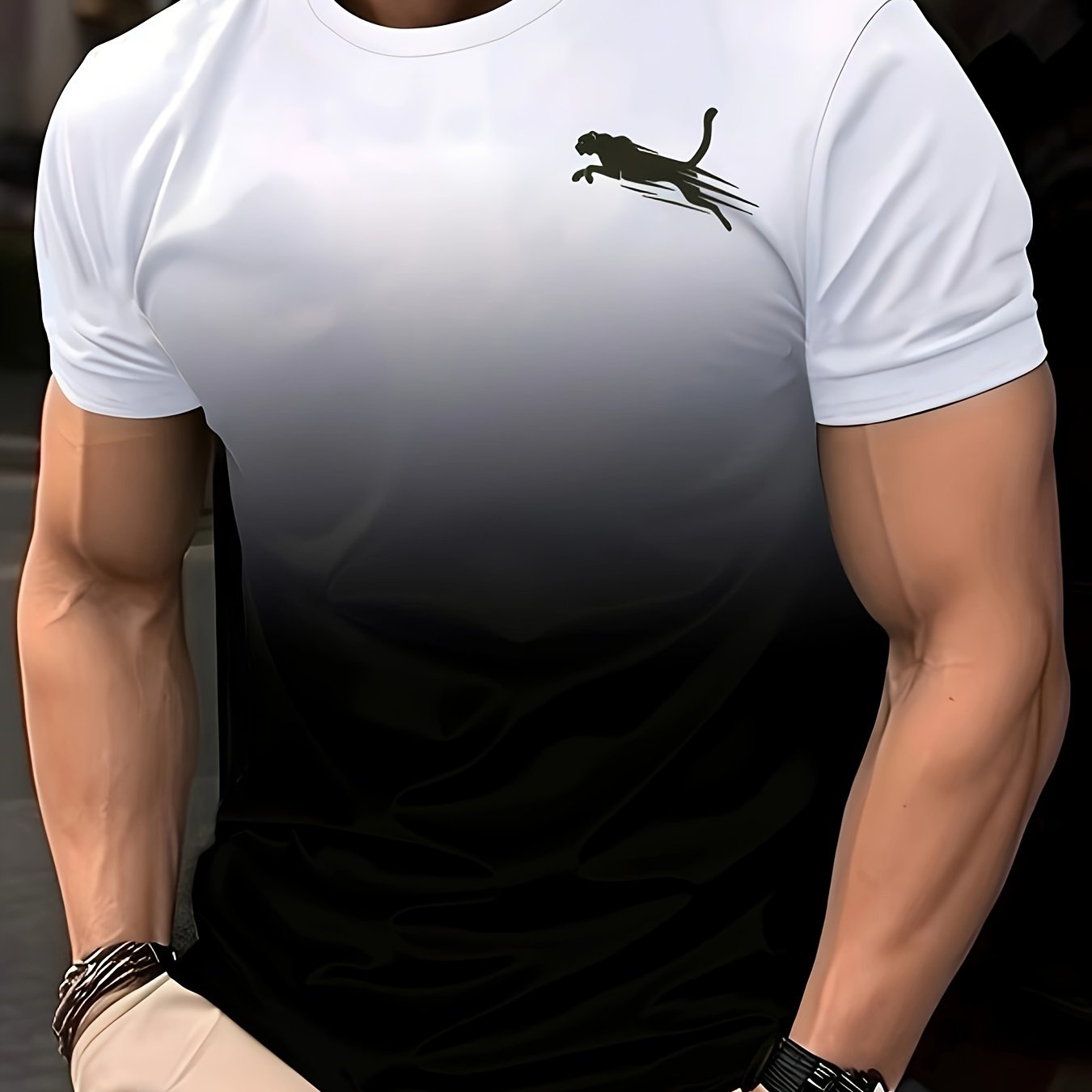 Erkaklar uchun geometrik naqshli yumshoq polyester to'qima matodan tayyorlangan crew neck futbolka, shaffof emas.