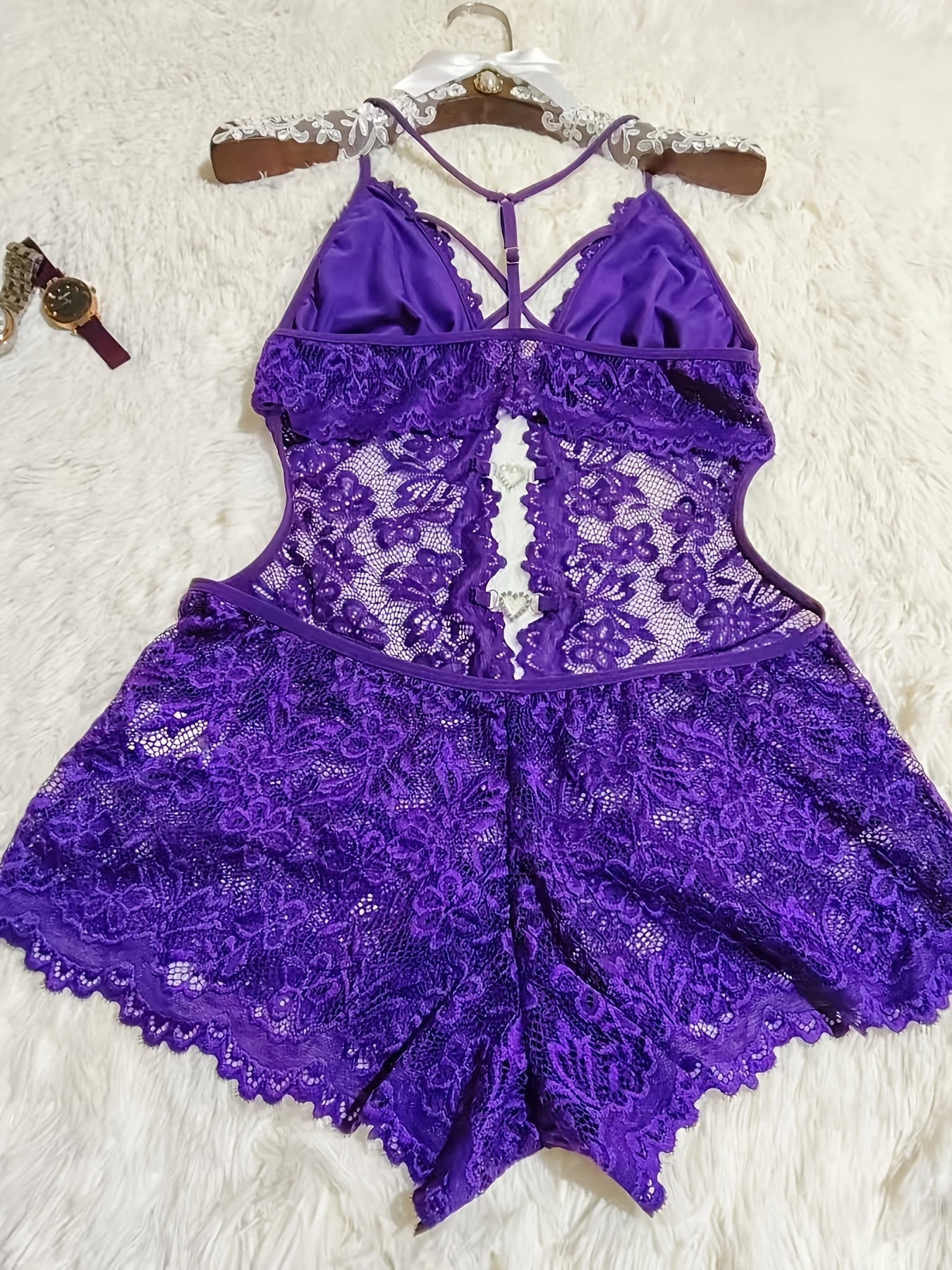 Jozibali dantel bodysuit, kesish tasmasi dizayni va yurak olmosi tafsiloti bilan, 95% polyester va 5% elastan to'qima matodan tayyorlangan. Yostiqsiz, ayollar uchun zamonaviy bir parcha ichki kiyim.