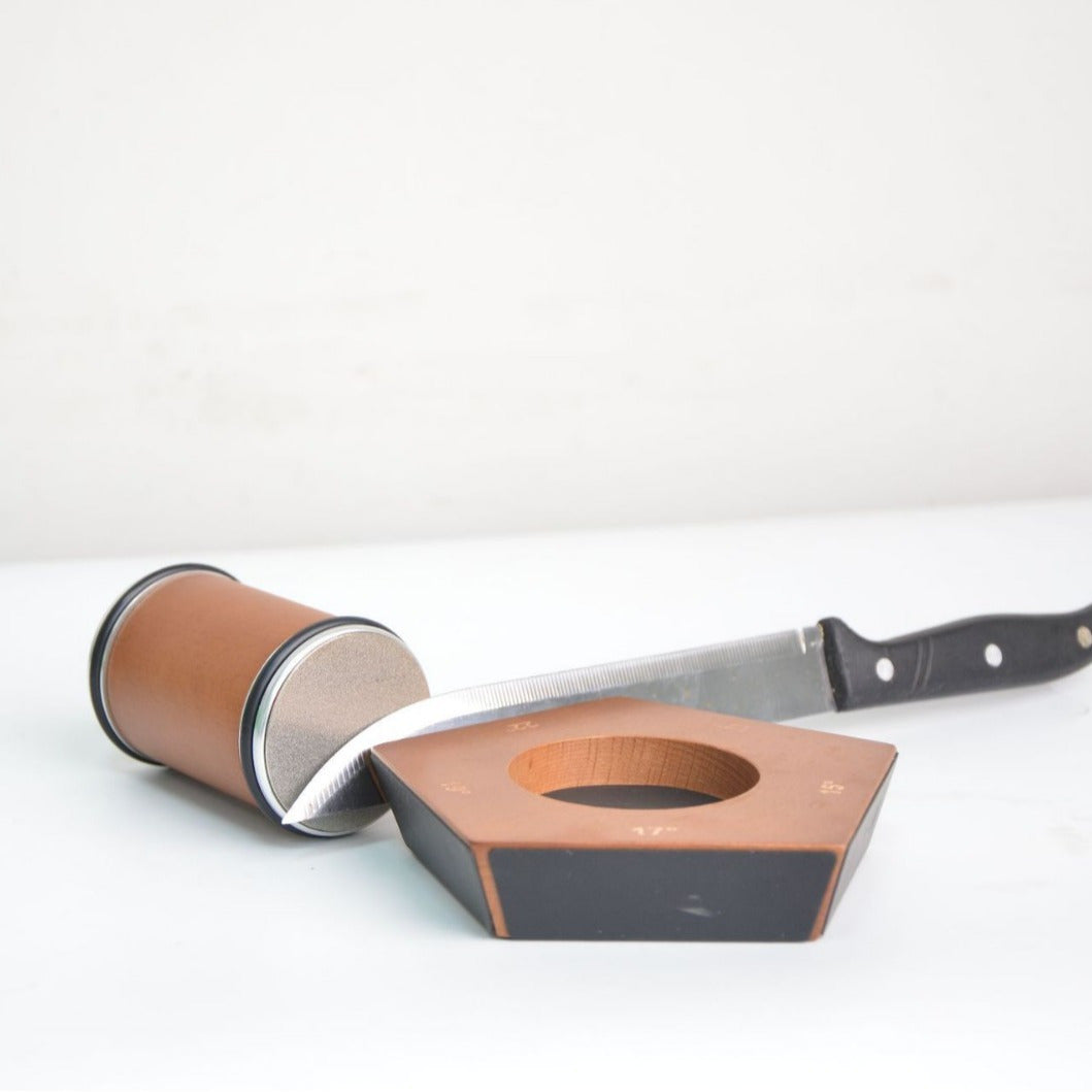 Qorong‘u jigarrang pentagonal qattiqlashtiruvchi tosh, oshxona pichog‘i va asboblar uchun aylanuvchi qattiqlashtiruvchi, barcha po‘lat qattiqliklariga mos keladi.