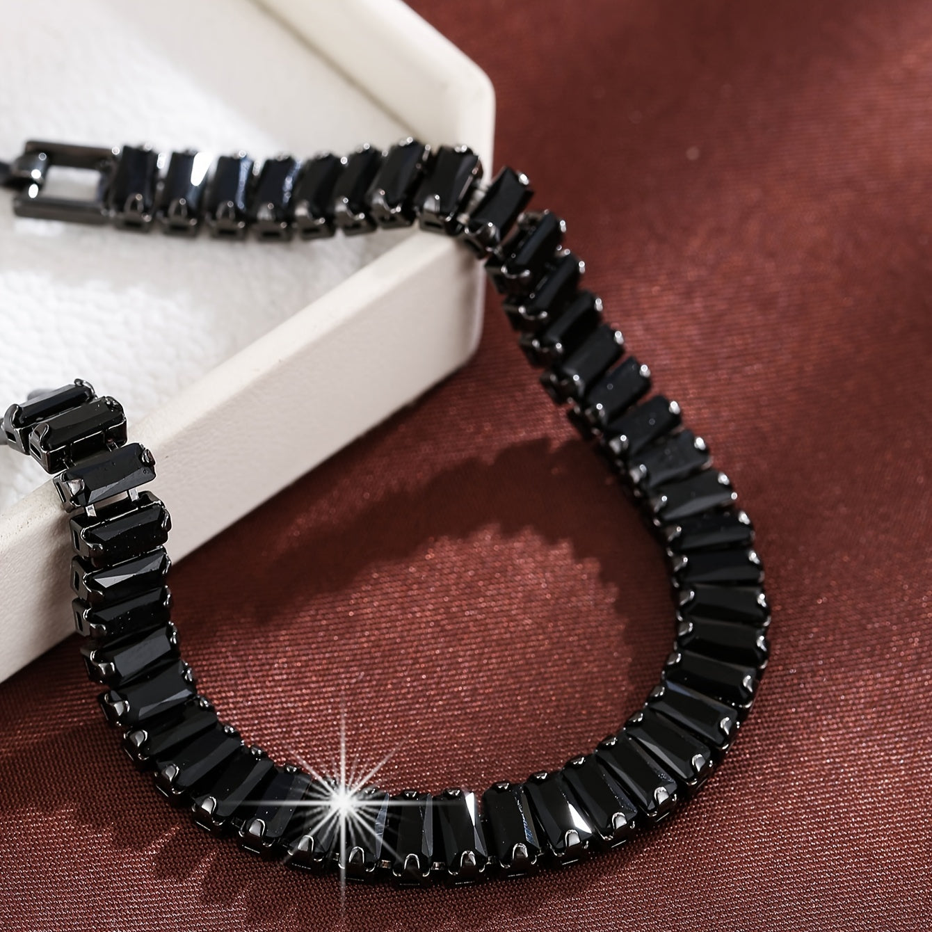 Ko'p rangli qora to'rtburchakli zirkon tennis bilaguzuk, Yevropa va Amerika uslubida