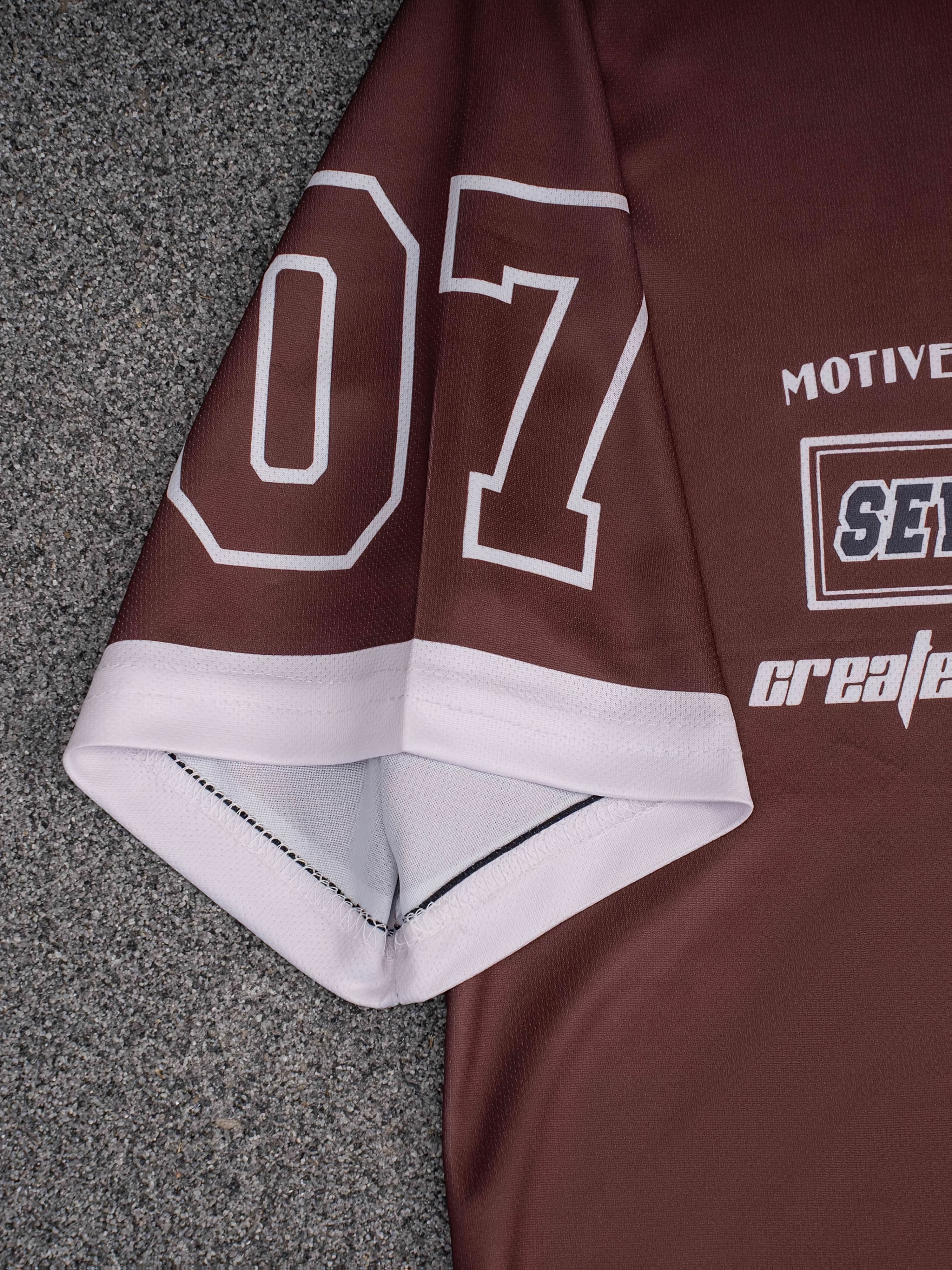 Erkaklar uchun tasodifiy raqamli bosma T-kofta - Los-Anjeles ko'chalar uslubi, polyester, yumshoq bo'yin, qisqa yeng, mashinada yuvish mumkin, jasur grafik bosma va qulay moslik bilan tasodifiy kiyim.