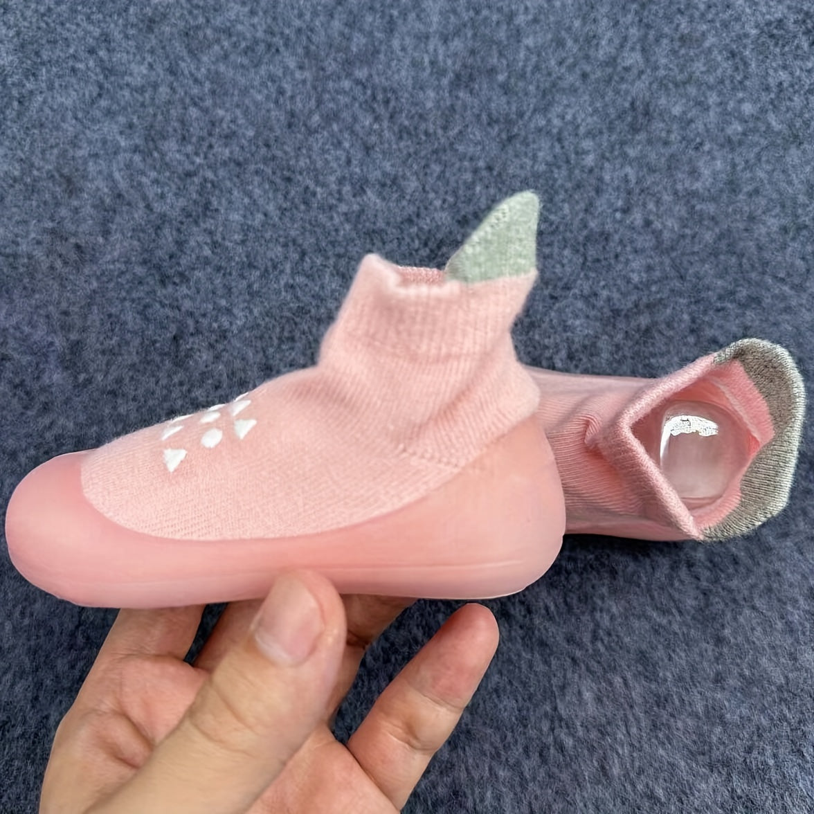 Bola poyabzali yumshoq va qulay birinchi yurishlar uchun, tizzaga qadar bo‘lgan rezina taglik, nuqta bilan to‘ldirilgan mato